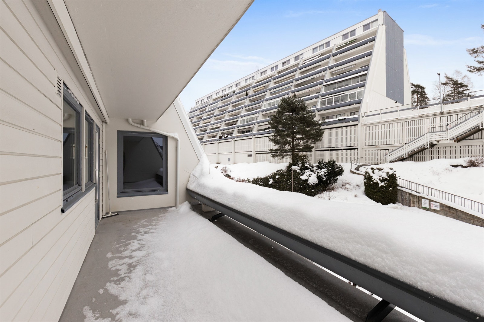 Balkongen er av god størrelse og har plass til ønsket utemøblement. Galleribilde