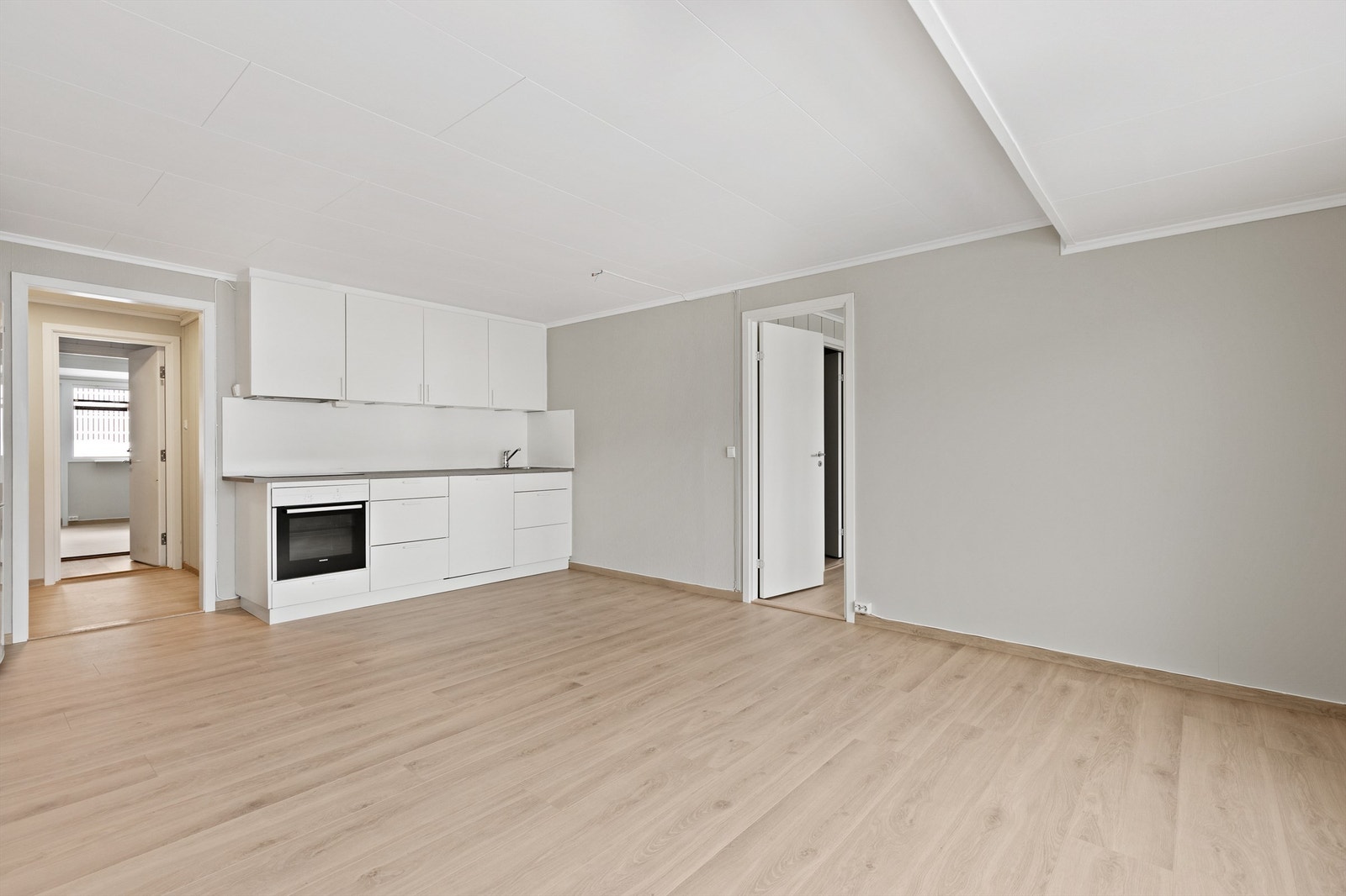 Kjøkkeninnredningen er med glatte fronter og laminat benkeplate med nedfelt vaskekum. Galleribilde