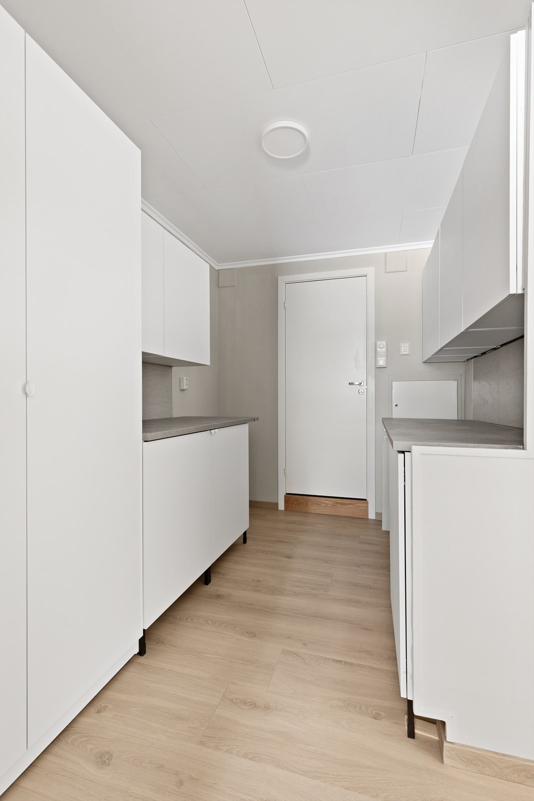 Her er det også et grovkjøkken med gode oppbevaringsmuligheter. Galleribilde