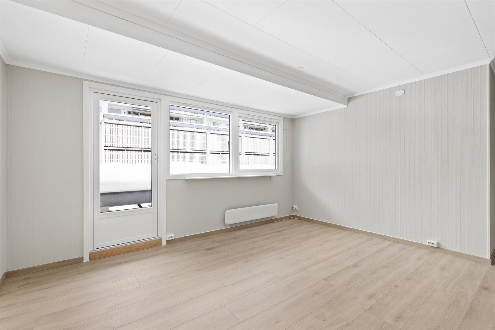 Det er rikelig med lysinnslipp gjennom store vindusflater, som skaper en luftig og åpen romfølelse. Det er også utgang til en stor balkong. Galleribilde