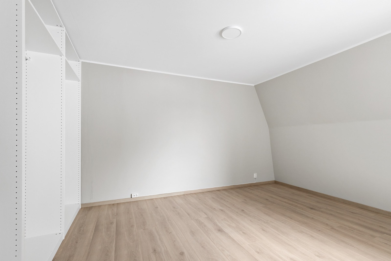 Her er det mulig å skape sin drømmegarderobe i en garderobeløsning. Galleribilde