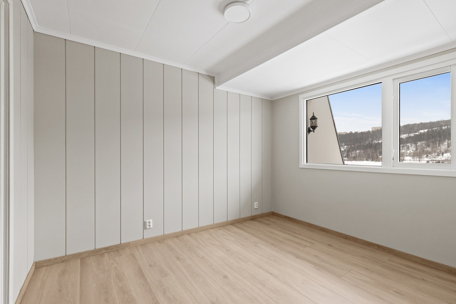 Soverommet er av god størrelse og har plass til seng og tilhørende nattbord. Galleribilde