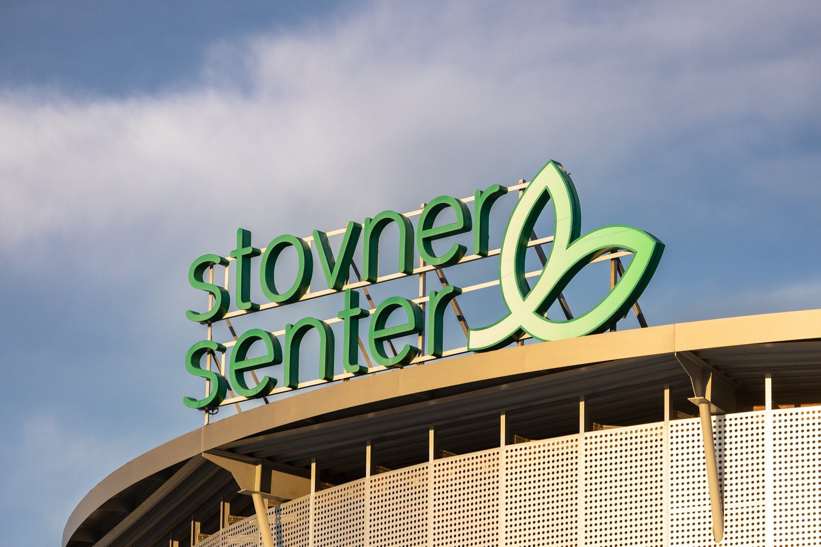 Stovner senter ligger i nærheten med 90 butikker og restauranter samt en stor parkeringsplass. Galleribilde