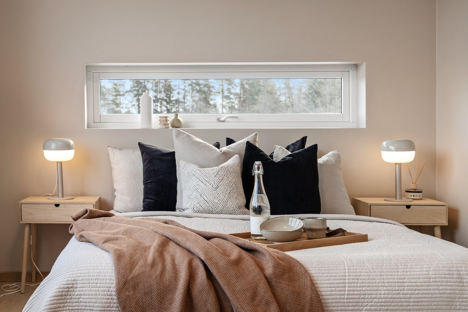 Hovedsoverommet er av god størrelse og har plass til dobbeltseng med nattbord på hver side. Hovedsoverommet har eget walk-in-closet. Galleribilde