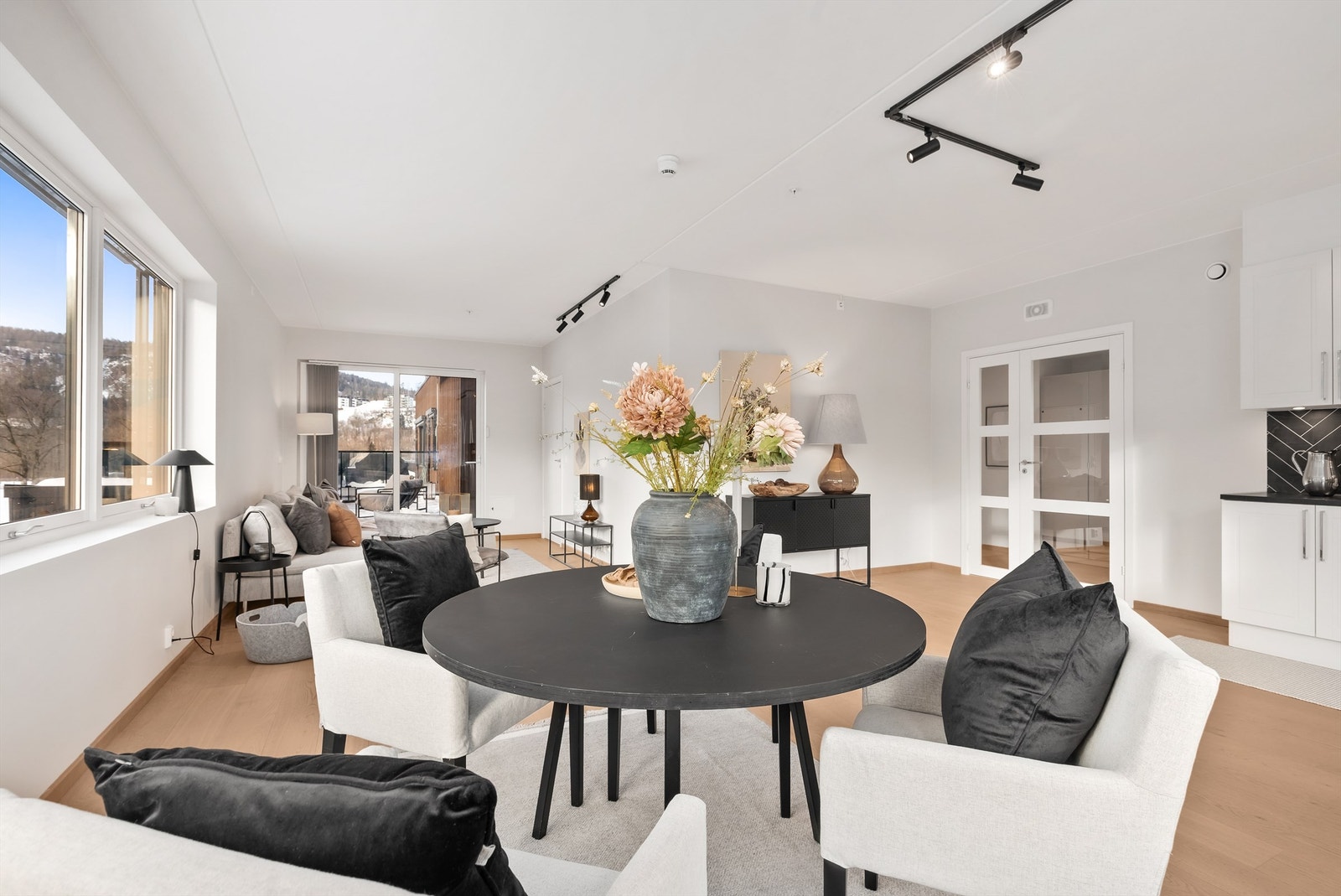 Den åpne løsningen mellom stue, spisestue og kjøkken skaper en sosial atmosfære når man er med venner og familie. Galleribilde