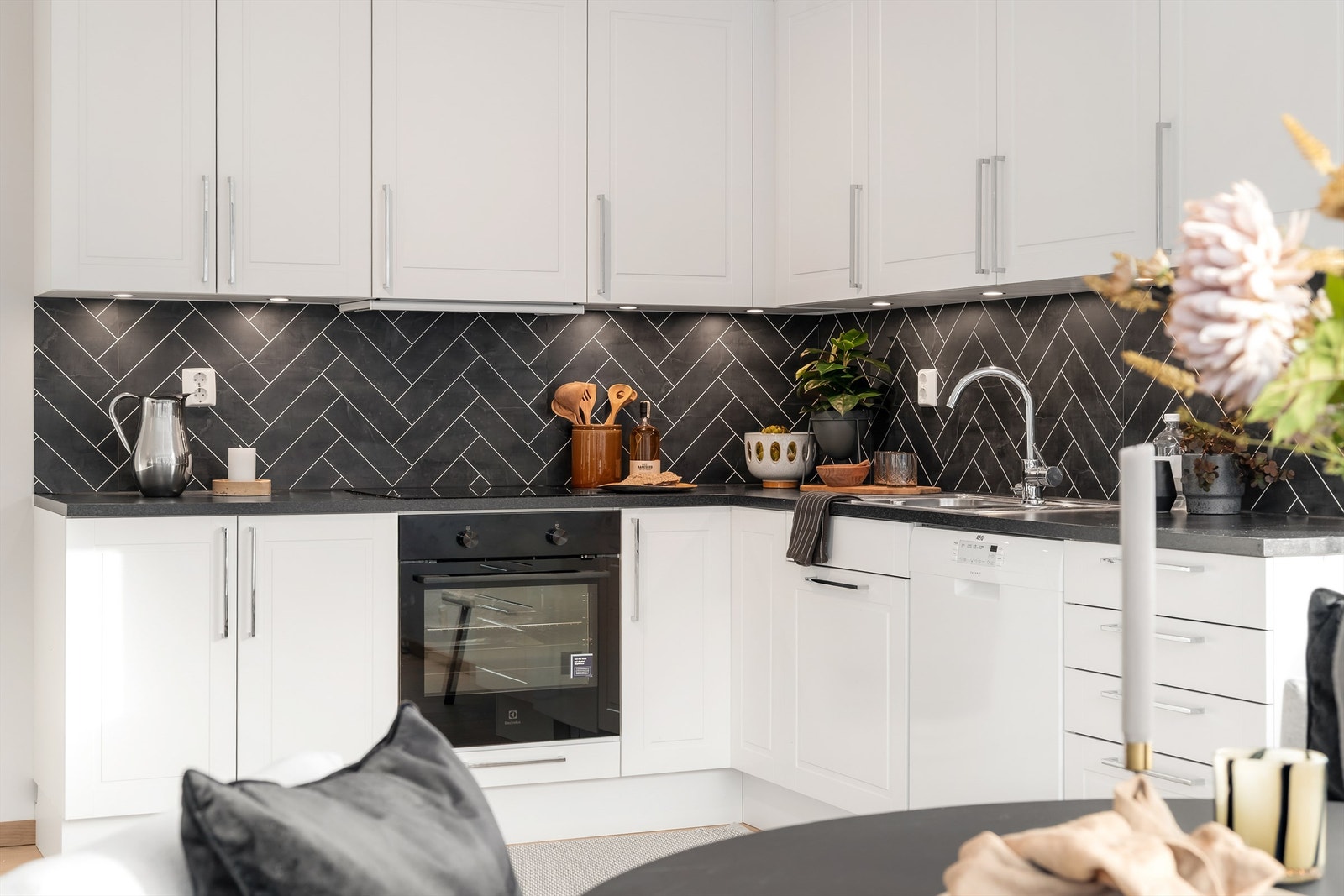 Induksjonstopp og integrert komfyr og oppvaskmaskin. Ventilator med belysning. Galleribilde