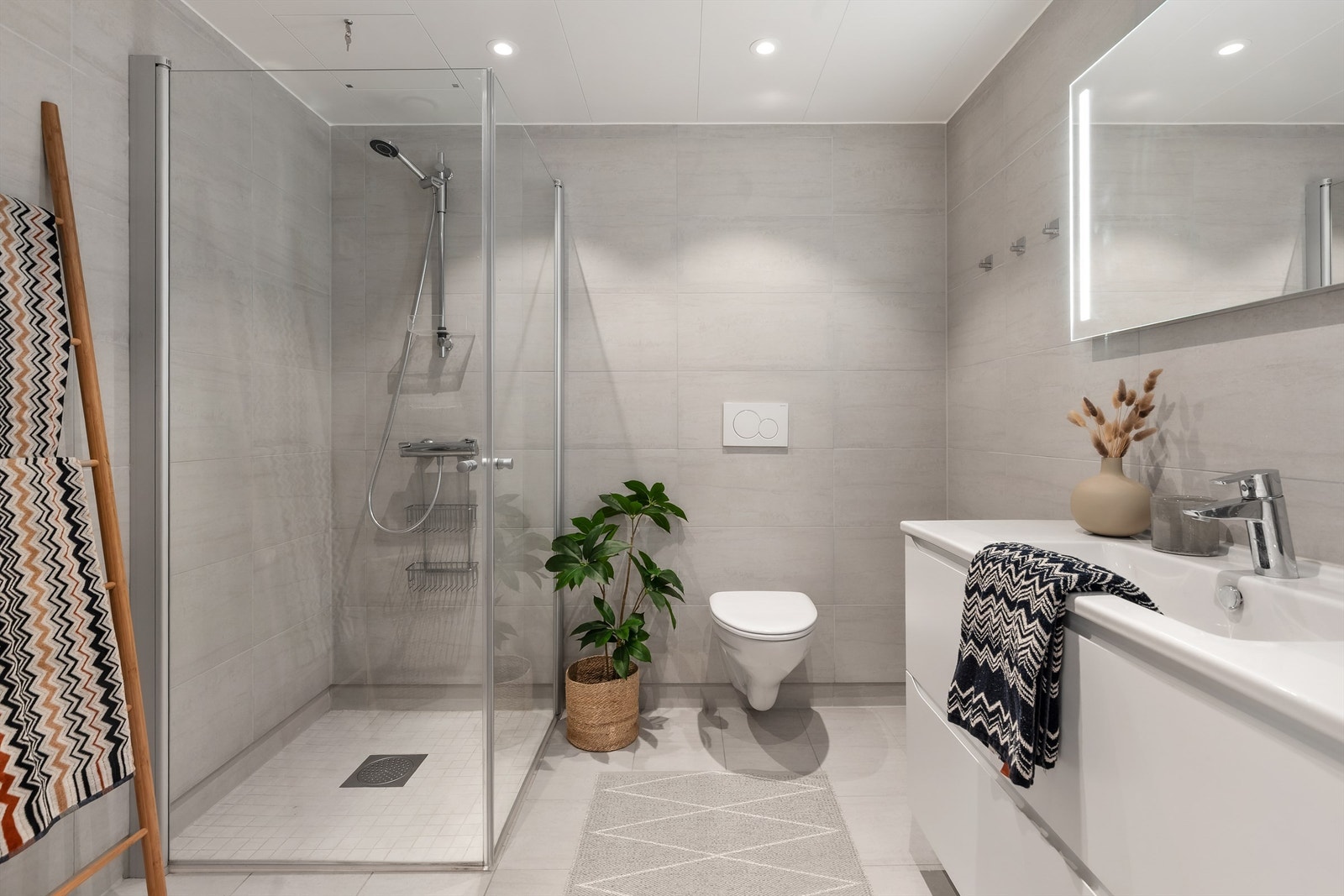 Bad fra byggeår. Flislagt gulv med gulvvarme og flislagte vegger. Platelagt himlingsflate med downlights. Galleribilde