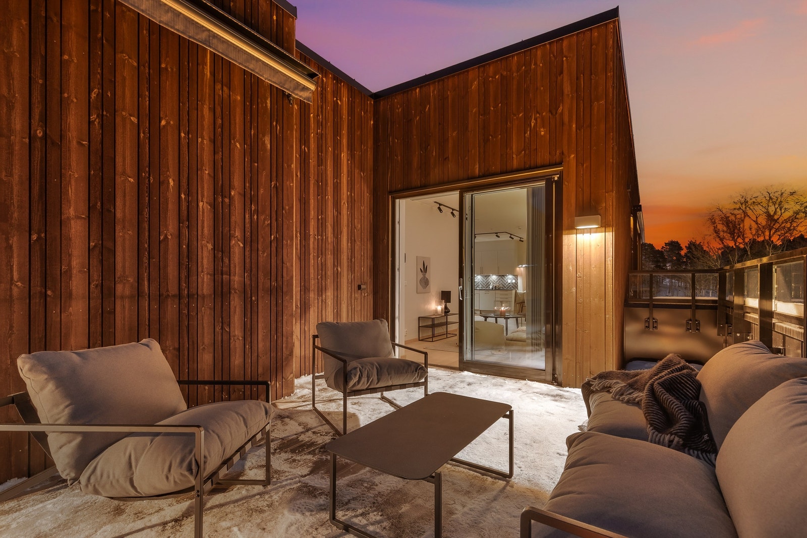 Vestvendt takterrasse med flott utsikt, gode solforhold og god plass til utemøbler. Galleribilde