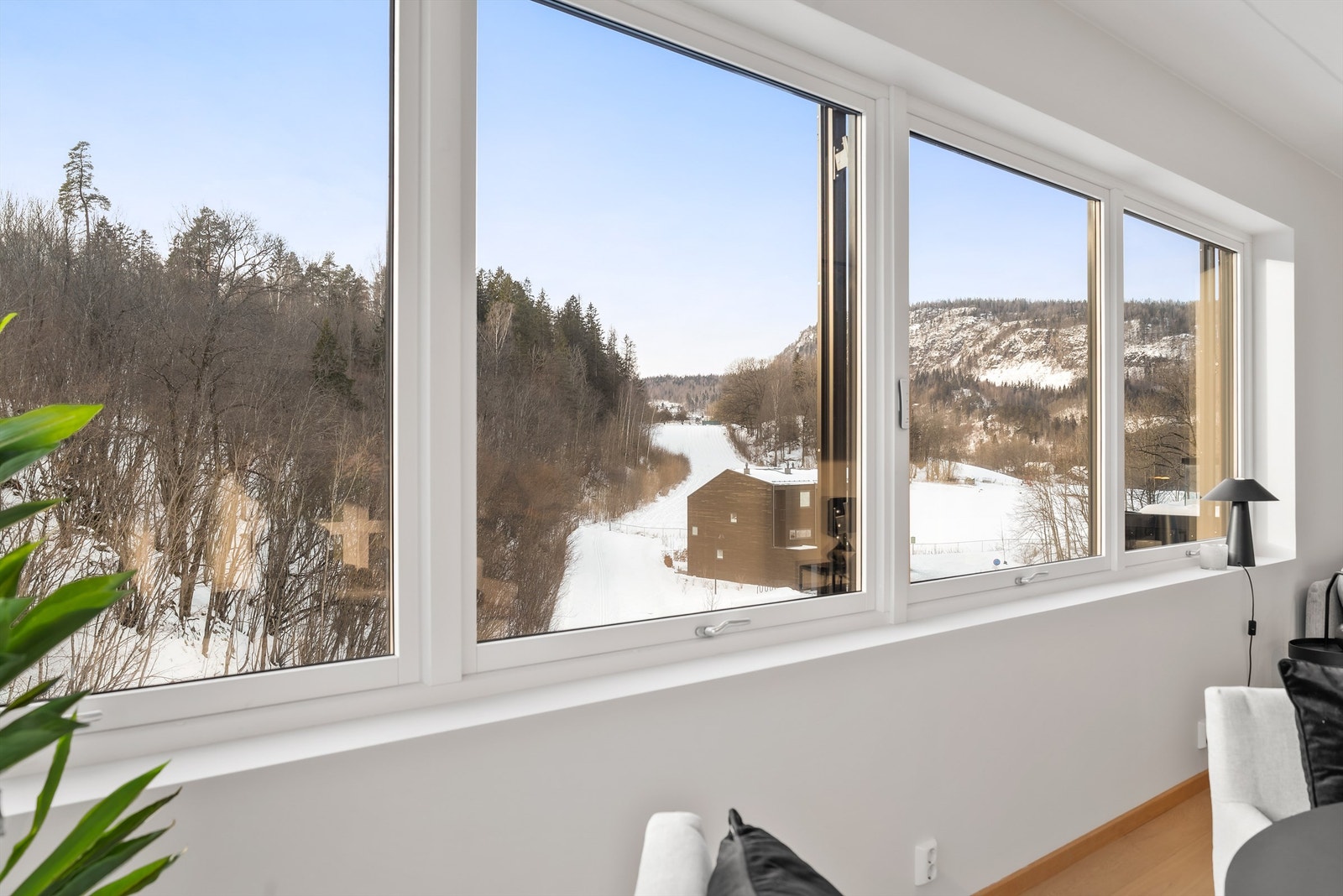 Den åpne løsningen mellom stue, spisestue og kjøkken skaper en sosial atmosfære når man er med venner og familie. Galleribilde