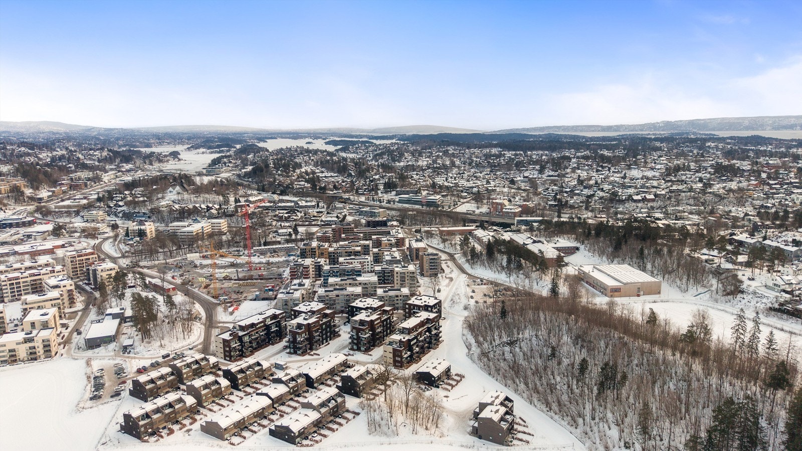 Eiendommen er beliggende i et nytt og attraktivt boligområde på Vestre Billingstad i Asker kommune, omgitt av grønne omgivelser med kort vei til både natur, kollektivtransport og handelstilbud. Galleribilde