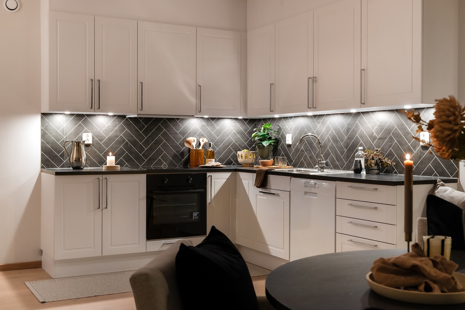 Kjøkkeninnredning fra byggeår med profilerte fronter. Laminert benkeplate med nedsenket oppvaskkum og ett-greps armatur. Galleribilde