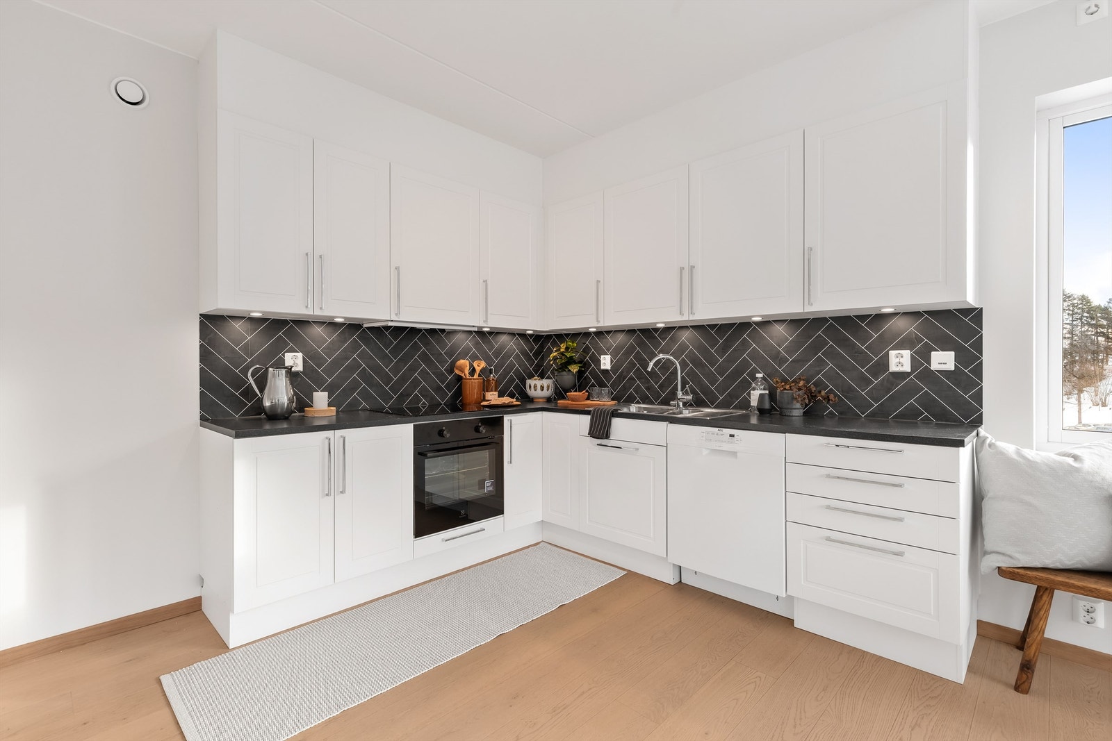 Induksjonstopp og integrert komfyr og oppvaskmaskin. Ventilator med belysning. Galleribilde