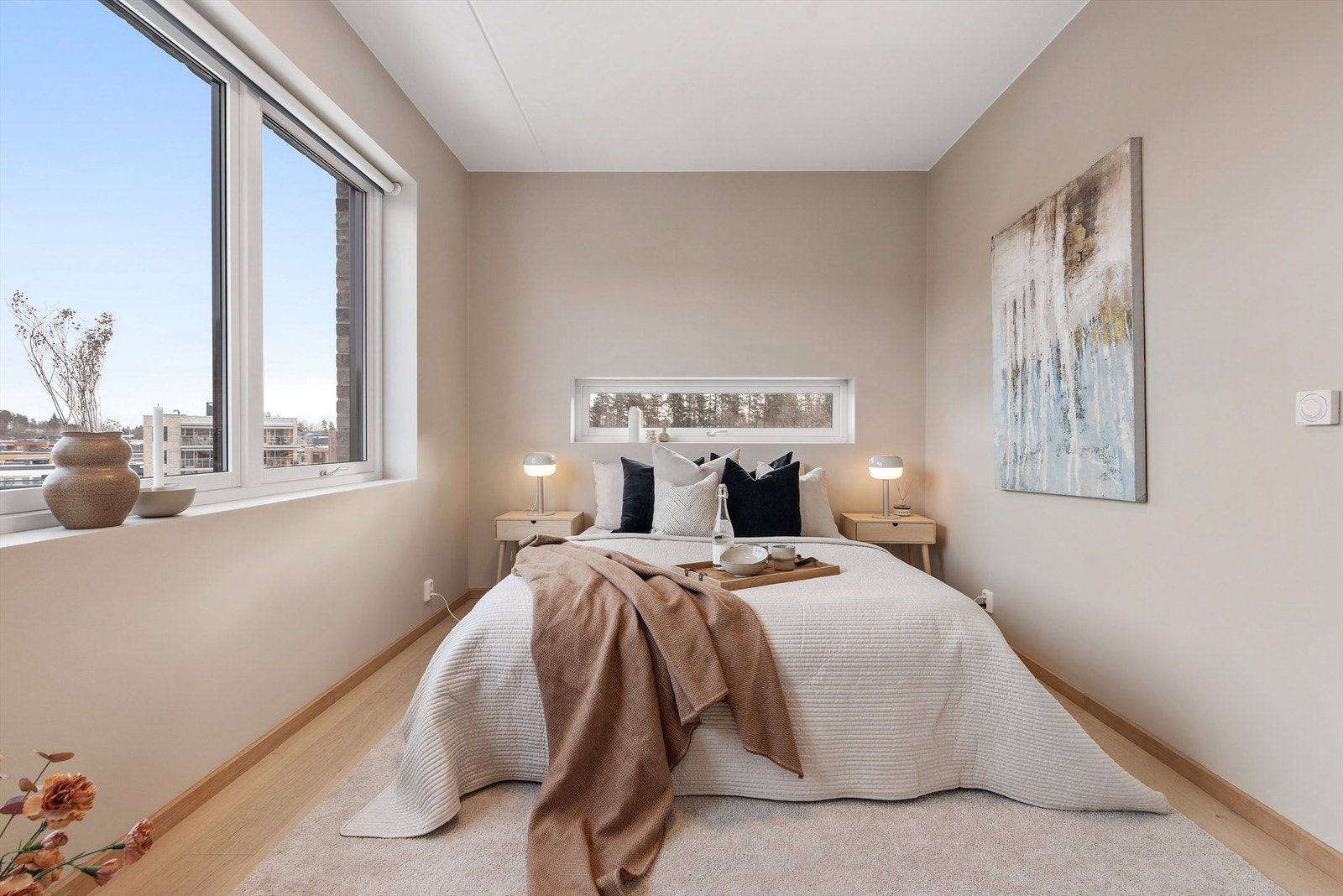 Hovedsoverommet er av god størrelse og har plass til dobbeltseng med nattbord på hver side. Hovedsoverommet har eget walk-in-closet. Galleribilde