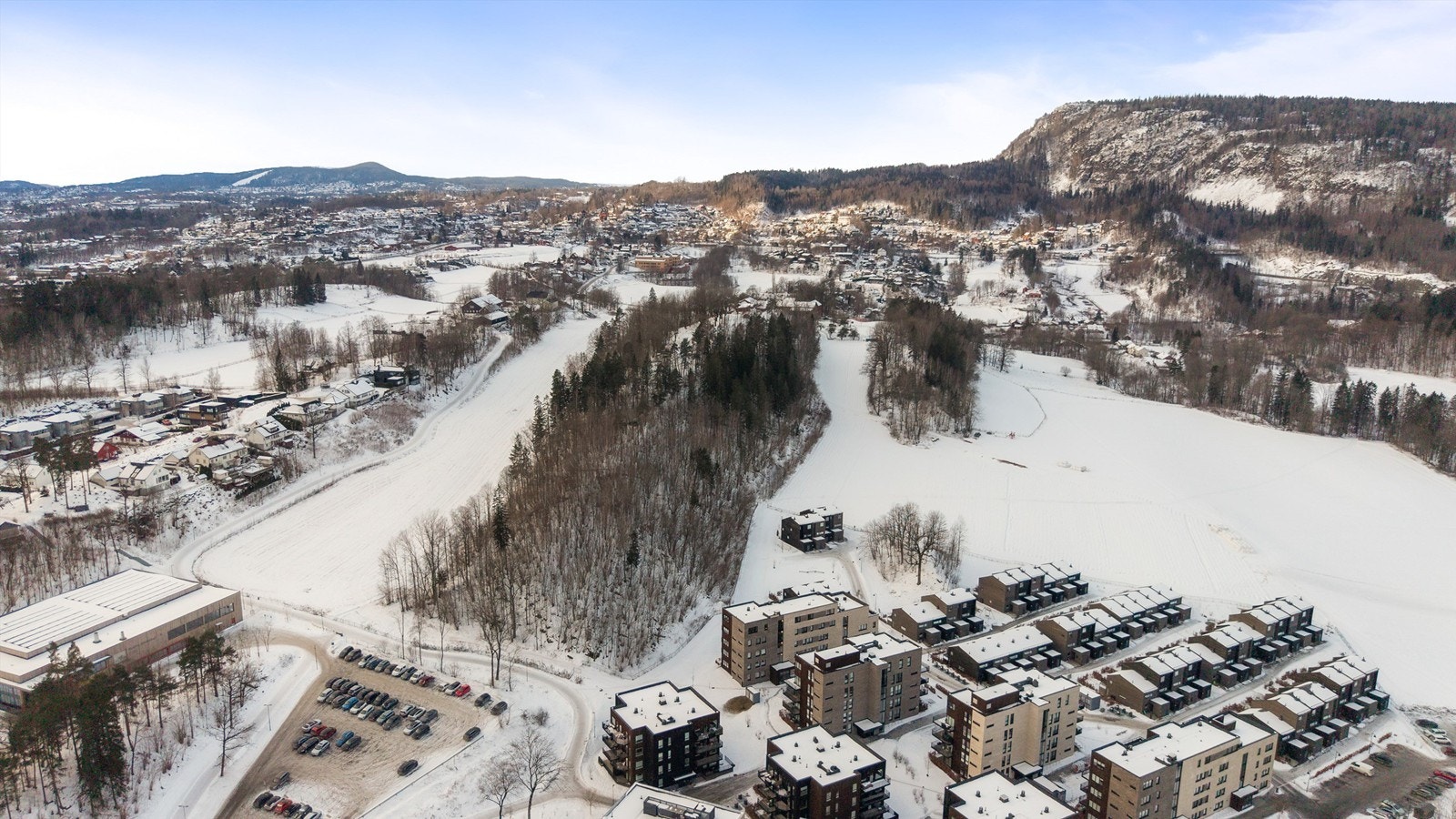 Nærheten til Oslo gjør området populært blant pendlere, samtidig som det gir en tilbaketrukket og mer landlig følelse enn de sentrale bydelene. Galleribilde
