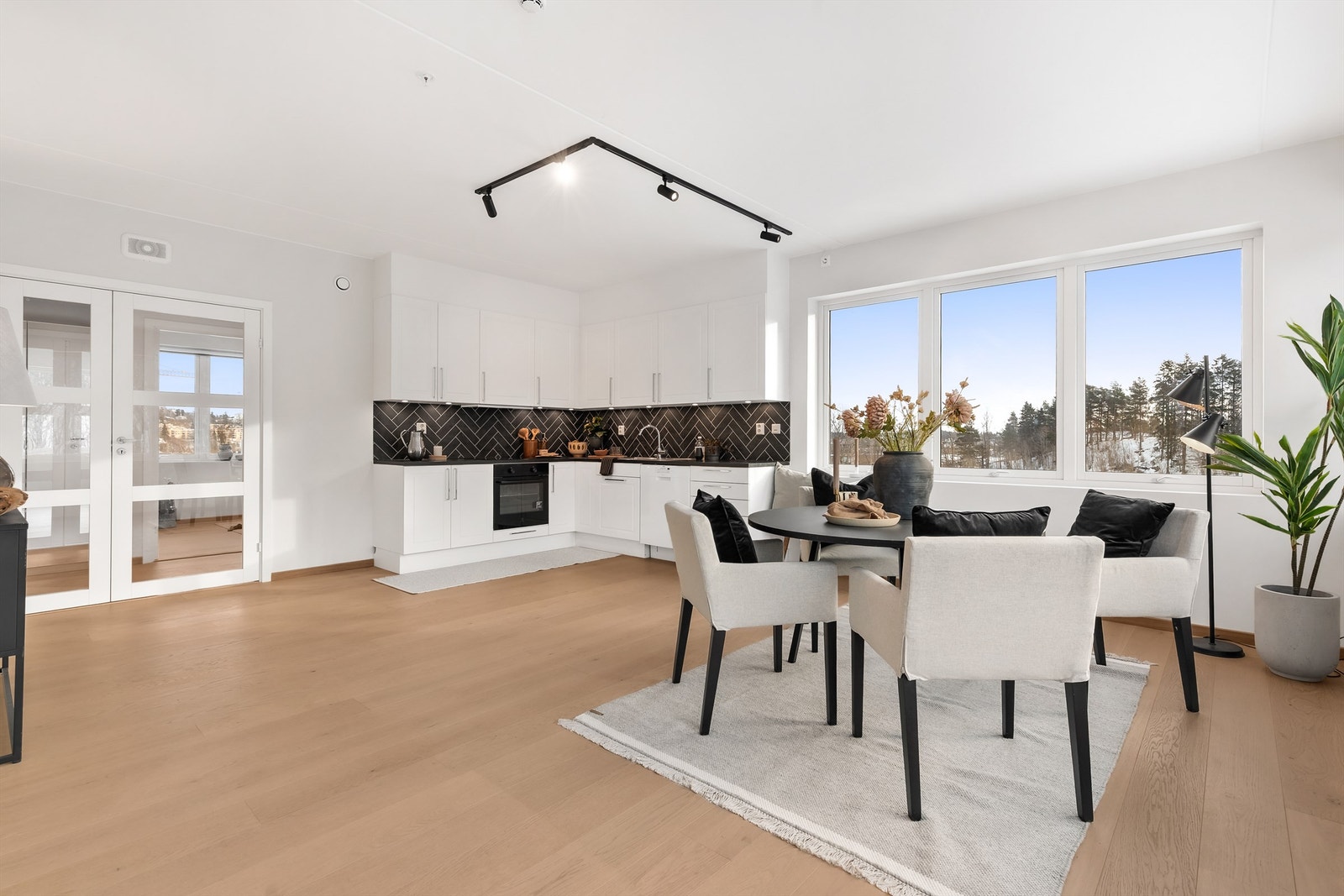 Åpen løsning mellom kjøkken og spiseplass. Galleribilde