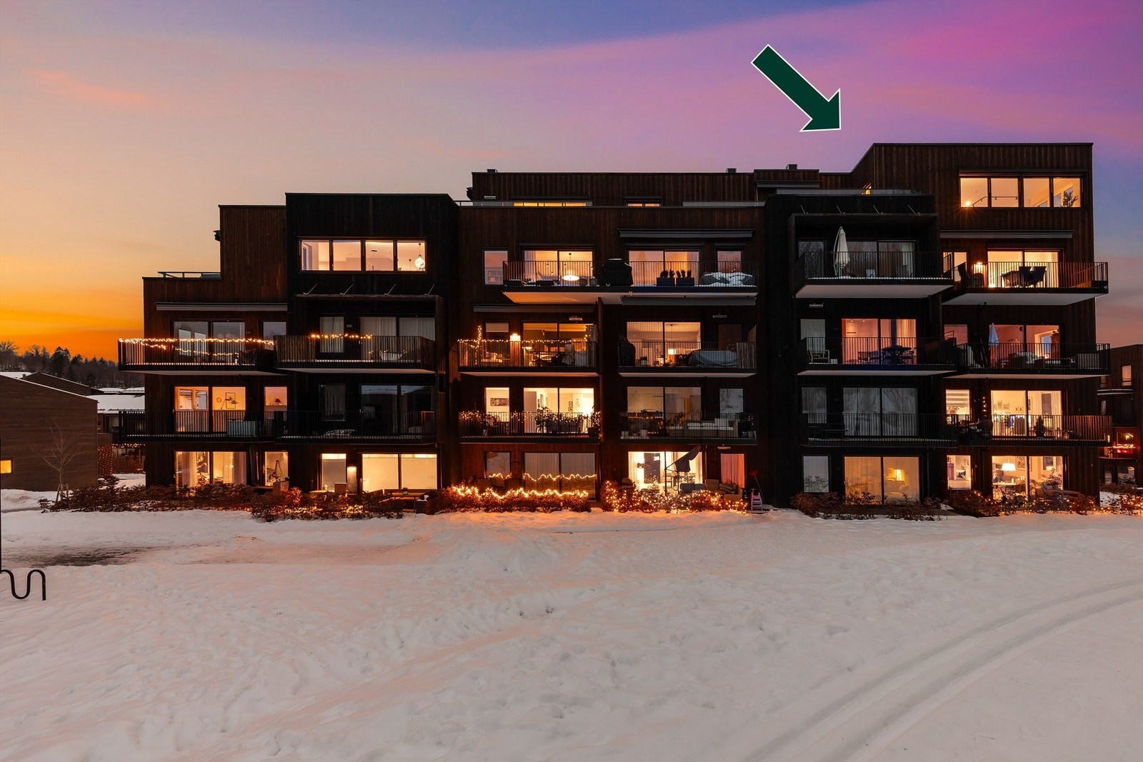 Her får du en innholdsrik topp- og endeleilighet med stor takterrasse med flott utsikt og gode solforhold. Boligen inneholder 2 soverom, walk-in-closet, bad, toalettrom, stue/spisestue, kjøkken, entré og bod. Boligen har en stor parkeringsplass med lader. Galleribilde