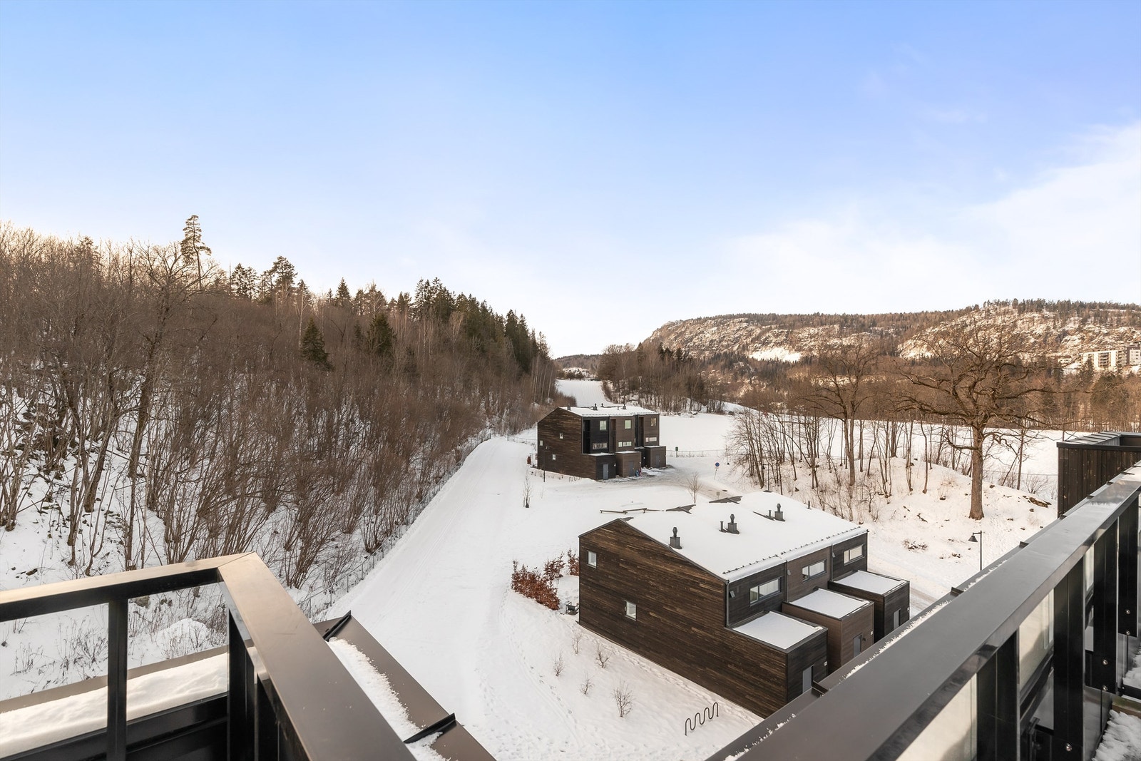Vestvendt takterrasse med flott utsikt, gode solforhold og god plass til utemøbler. Galleribilde