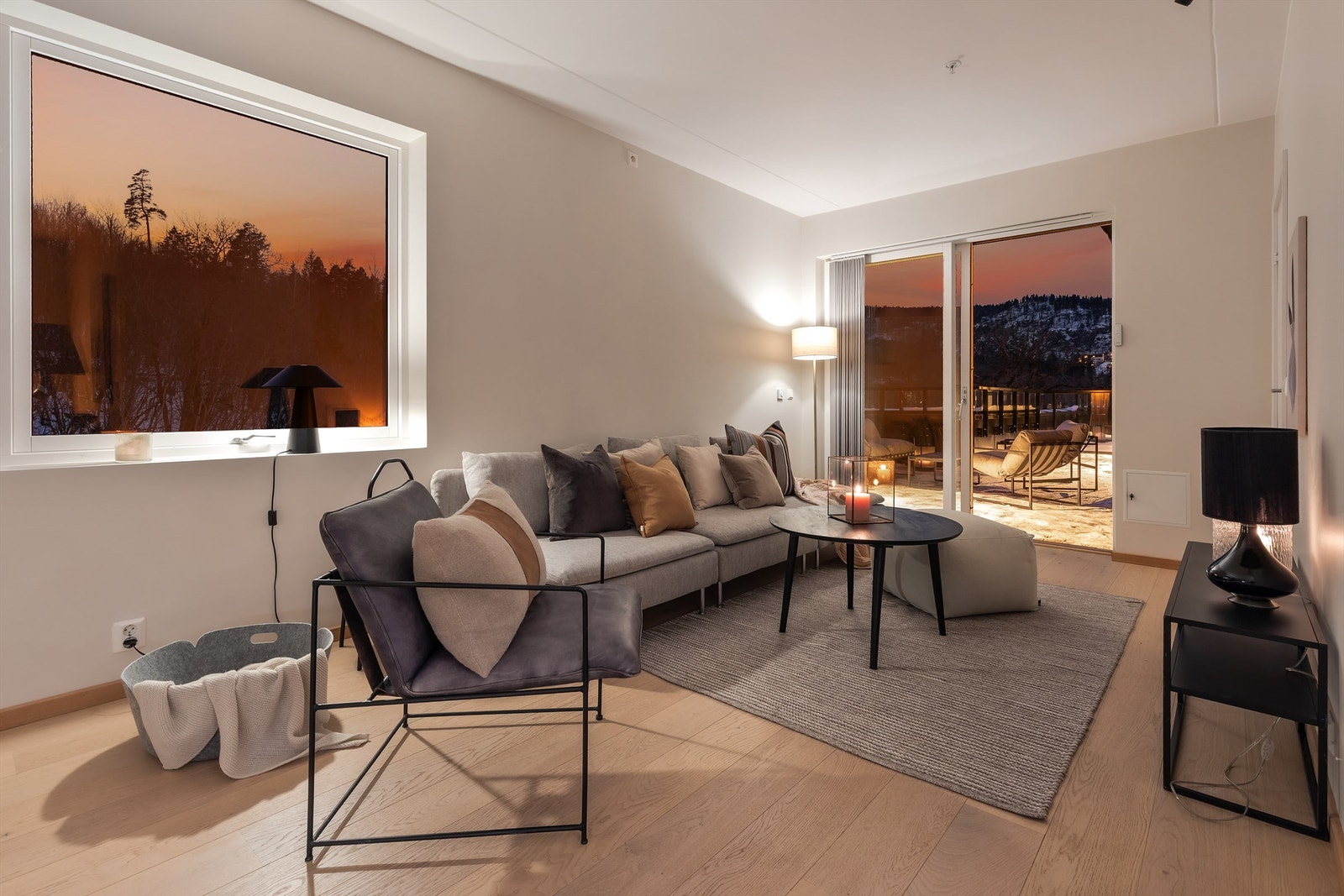 Stue med plass til sittegruppe og TV-område. Utgang til stor takterrasse. Galleribilde