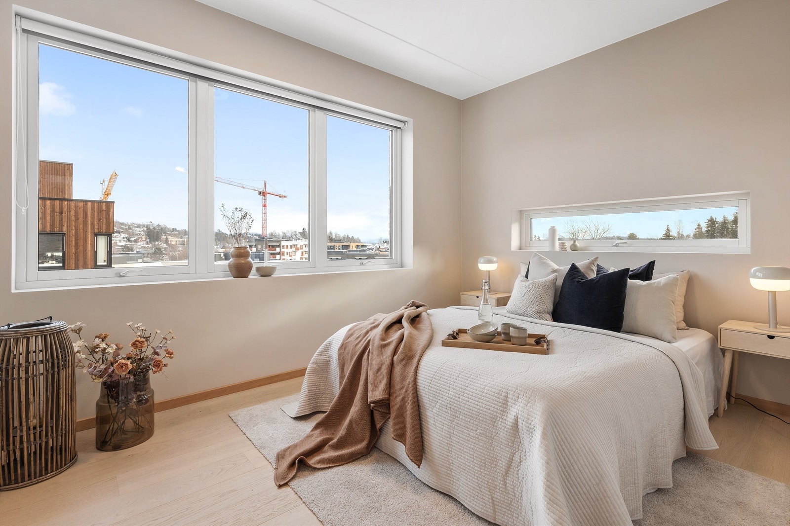 Hovedsoverommet er av god størrelse og har plass til dobbeltseng med nattbord på hver side. Hovedsoverommet har eget walk-in-closet. Galleribilde