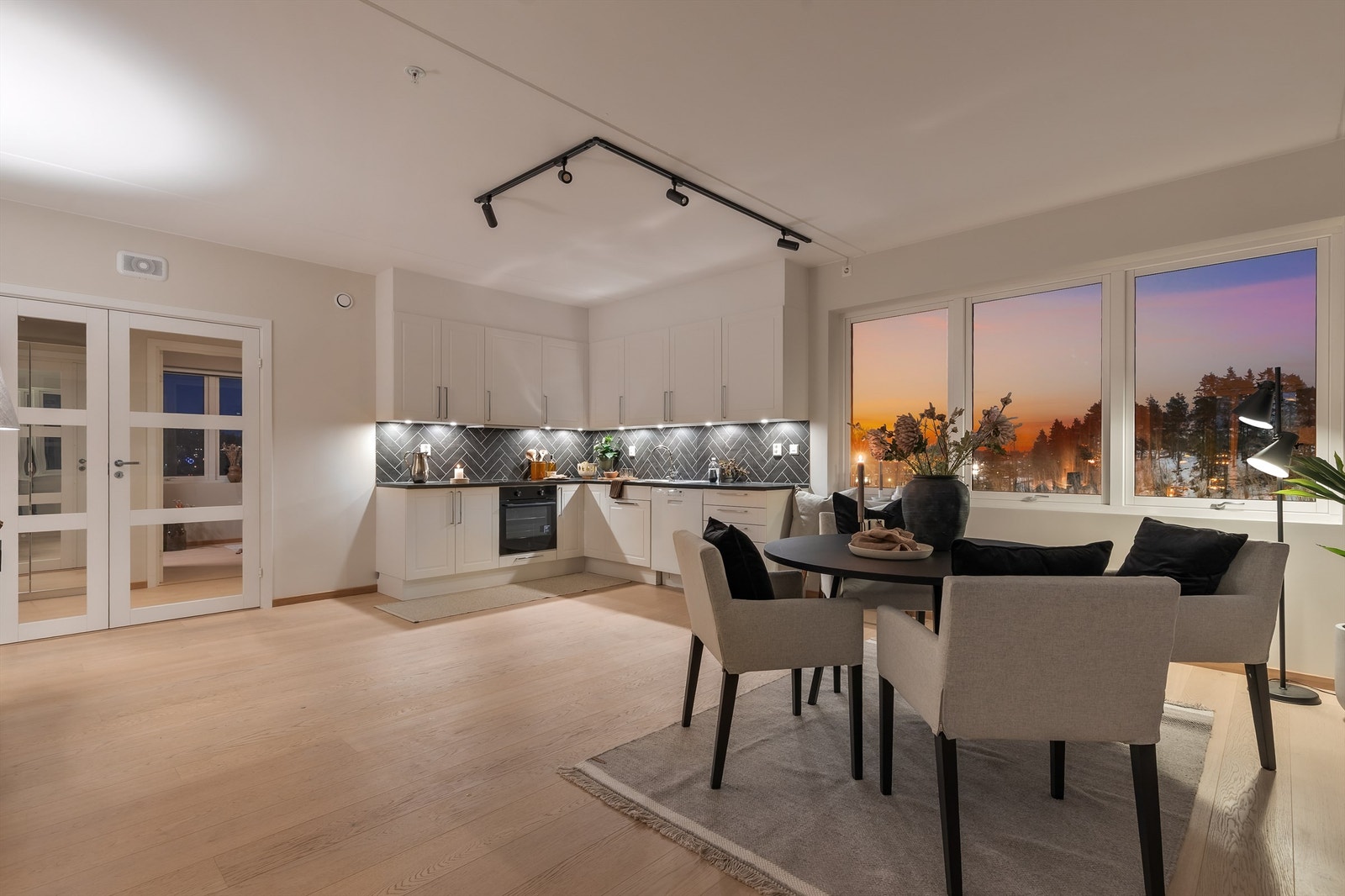 Den åpne løsningen mellom stue, spisestue og kjøkken skaper en sosial atmosfære når man er med venner og familie. Galleribilde