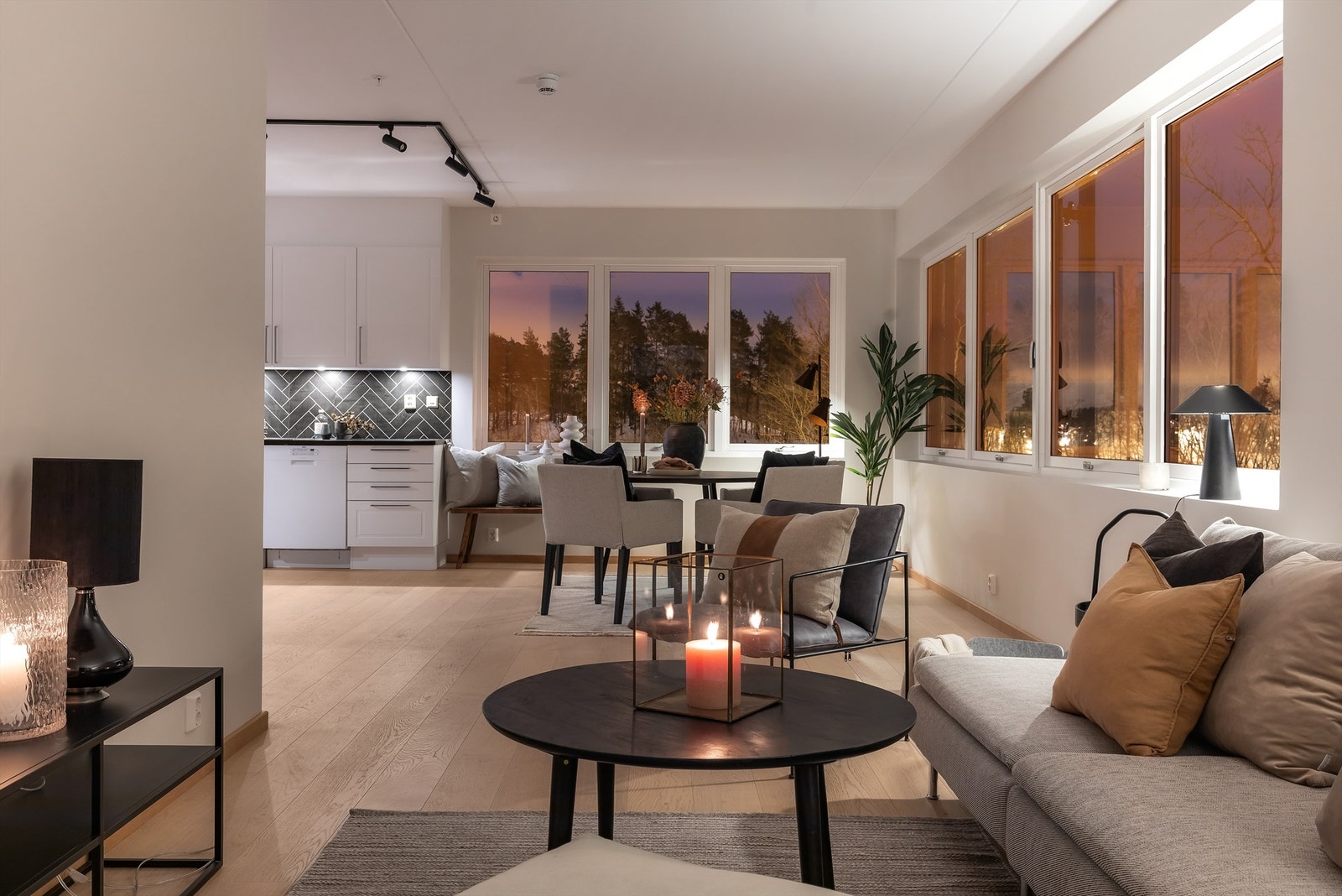 Åpen løsning mellom stue, spisestue og kjøkken. Galleribilde