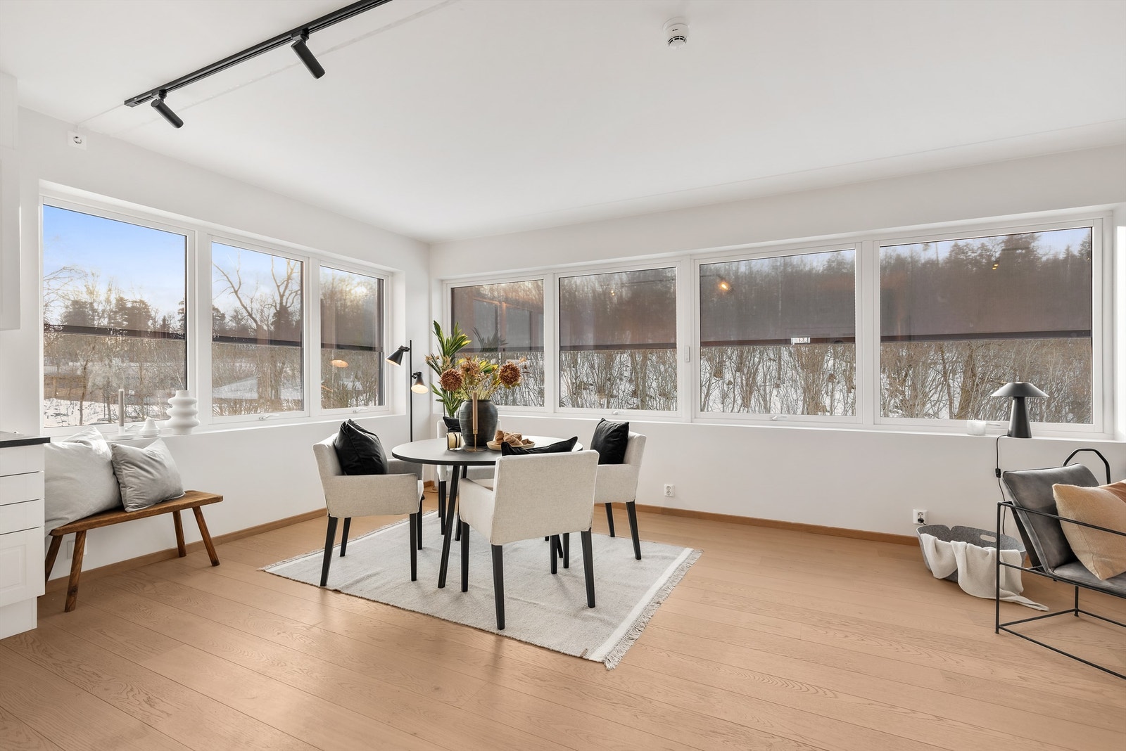 Den åpne løsningen mellom stue, spisestue og kjøkken skaper en sosial atmosfære når man er med venner og familie. Galleribilde