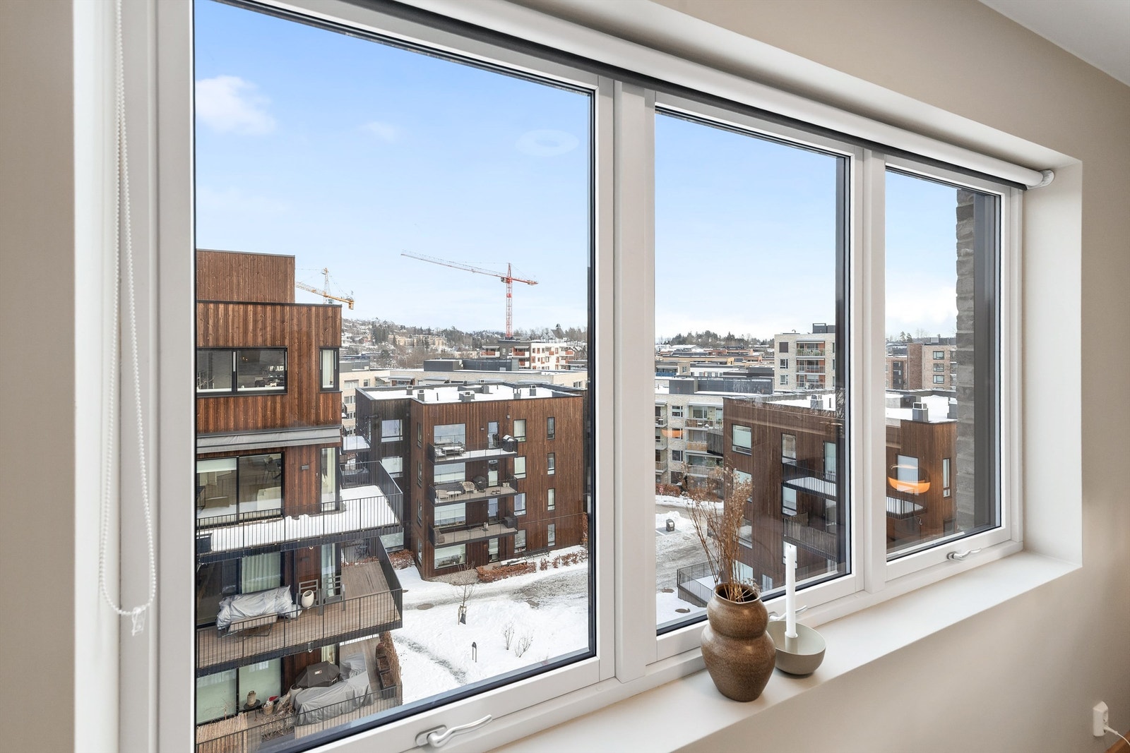 Hovedsoverommet er av god størrelse og har plass til dobbeltseng med nattbord på hver side. Hovedsoverommet har eget walk-in-closet. Galleribilde