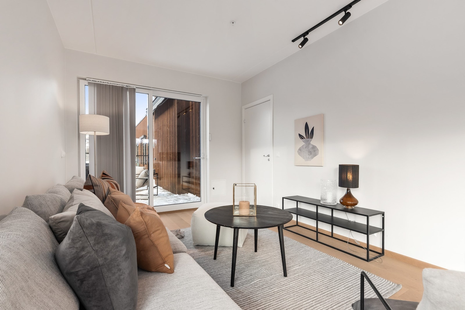 Stue med plass til sittegruppe og TV-område. Utgang til stor takterrasse. Galleribilde