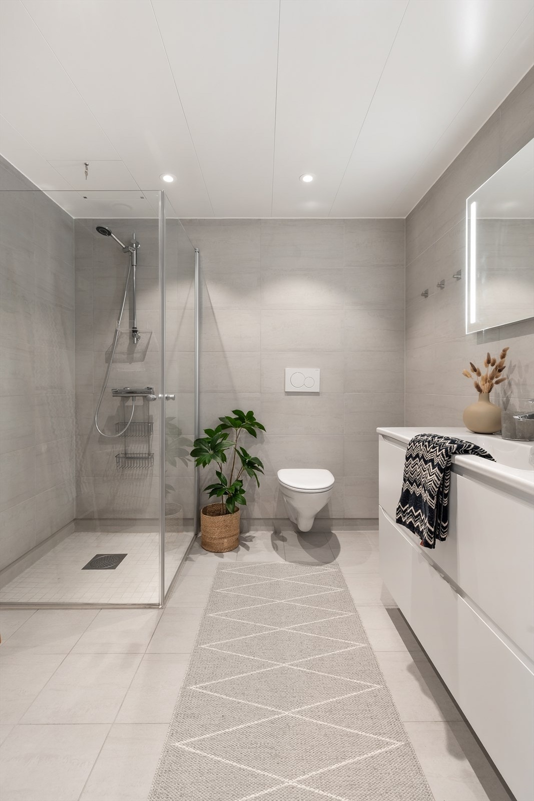 Opplegg for vaskemaskin. Avtrekksventil i himling. Galleribilde