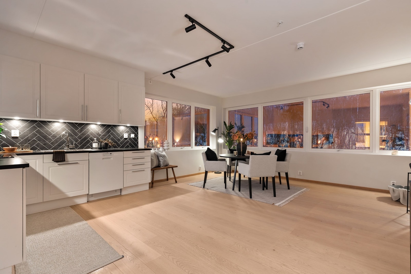 Den åpne løsningen mellom stue, spisestue og kjøkken skaper en sosial atmosfære når man er med venner og familie. Galleribilde