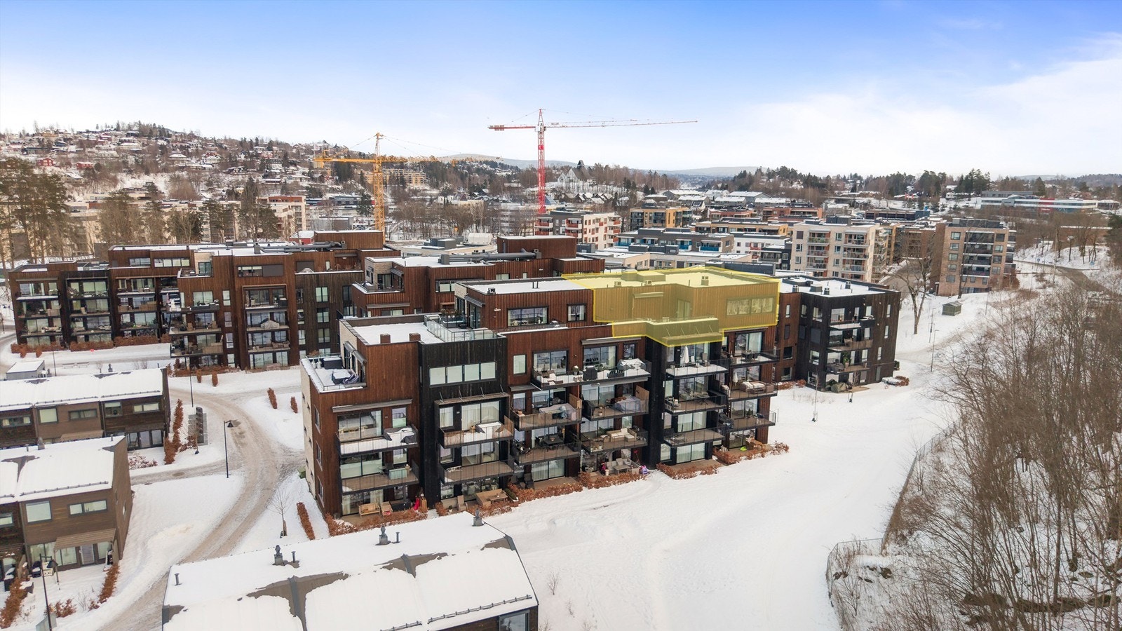 Tomt opparbeidet med blant annet asfalterte adkomst og internveier, plenareal og annen beplantning. Galleribilde