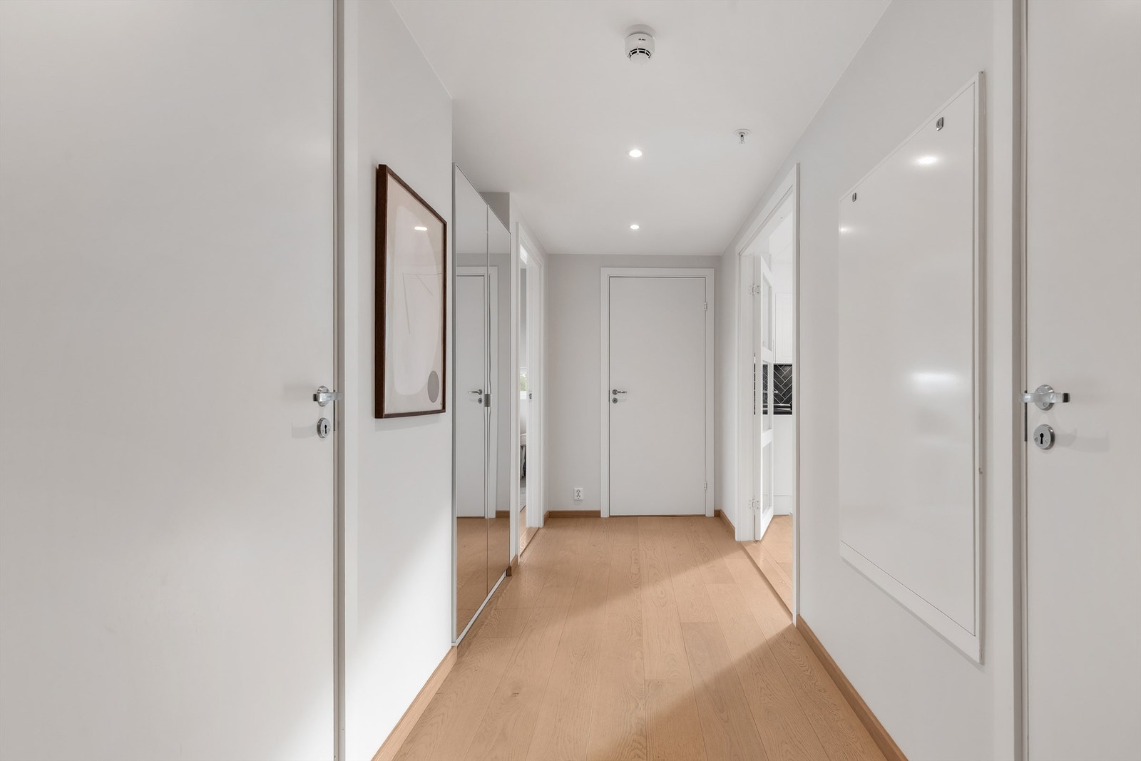 Romslig entré med plass til garderobeskap for oppbevaring av ytterklær og sko. Fra entreen kommer man videre til badet, begge soverommene, toalettrommet og stuen/kjøkkenet. Galleribilde