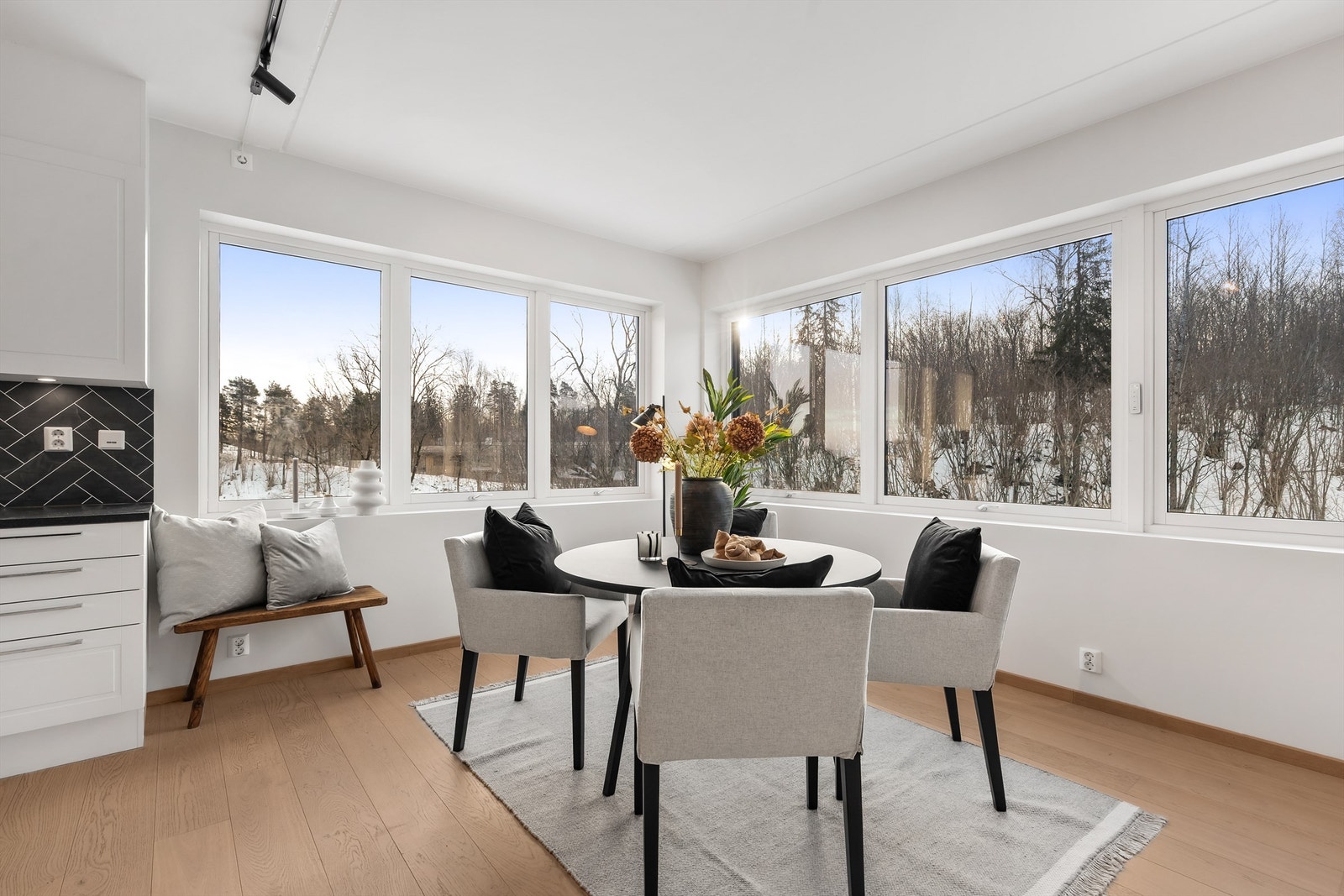 Den åpne løsningen mellom stue, spisestue og kjøkken skaper en sosial atmosfære når man er med venner og familie. Galleribilde