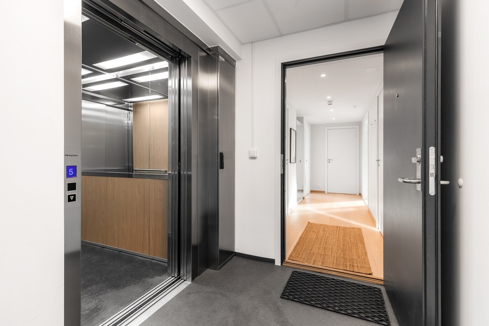 Heisadkomst direkte til inngangspartiet. Galleribilde