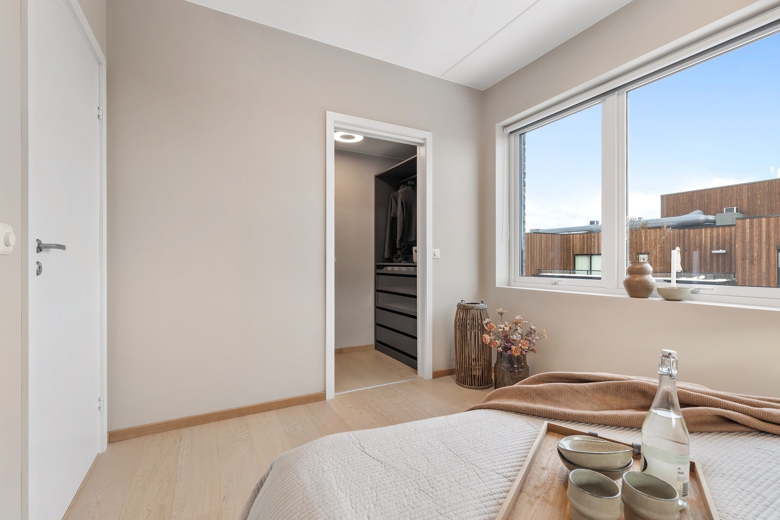 Hovedsoverommet er av god størrelse og har plass til dobbeltseng med nattbord på hver side. Hovedsoverommet har eget walk-in-closet. Galleribilde