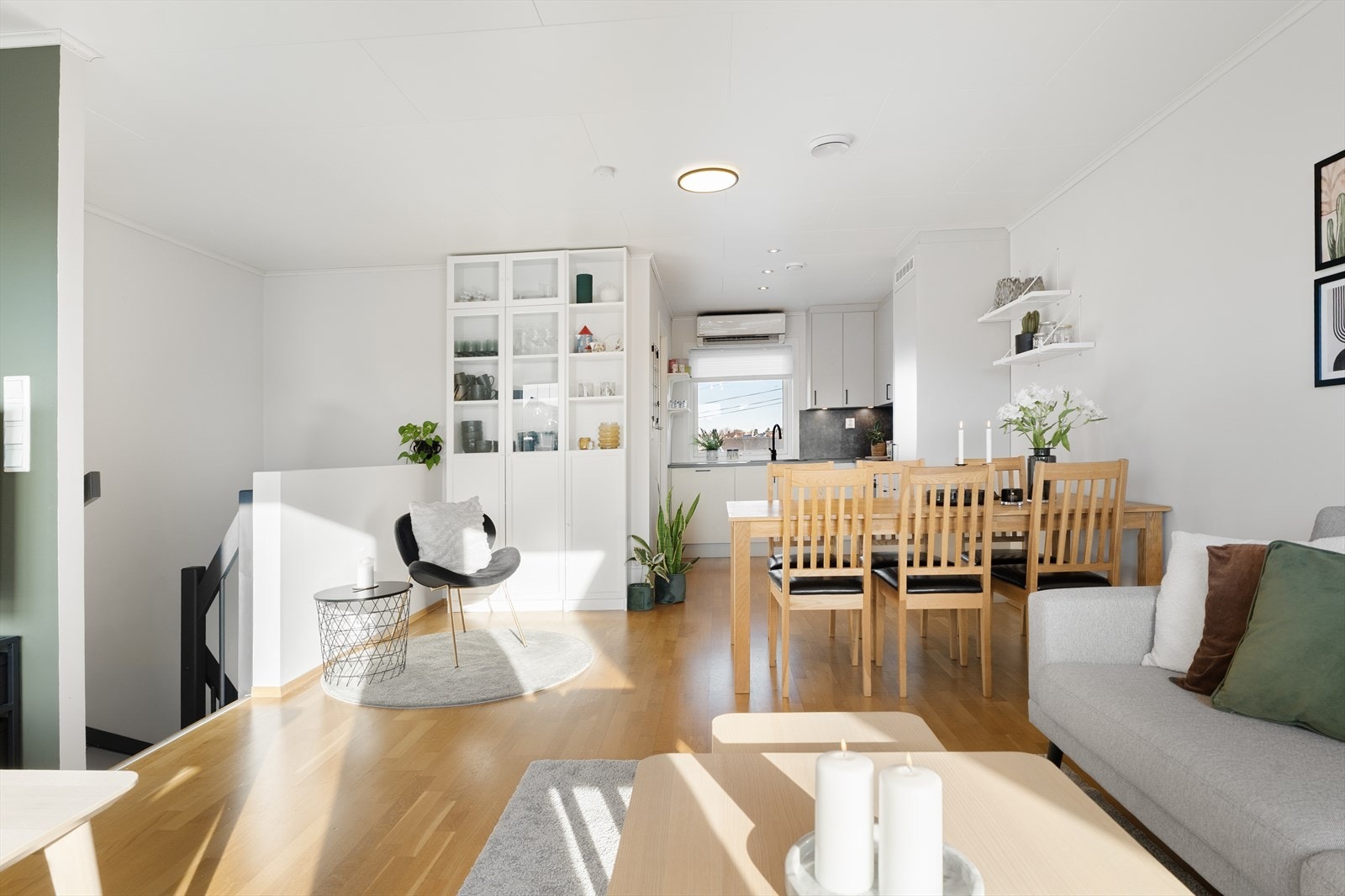 I 2. etasje er det en lys og åpen stue/kjøkkenløsning Galleribilde