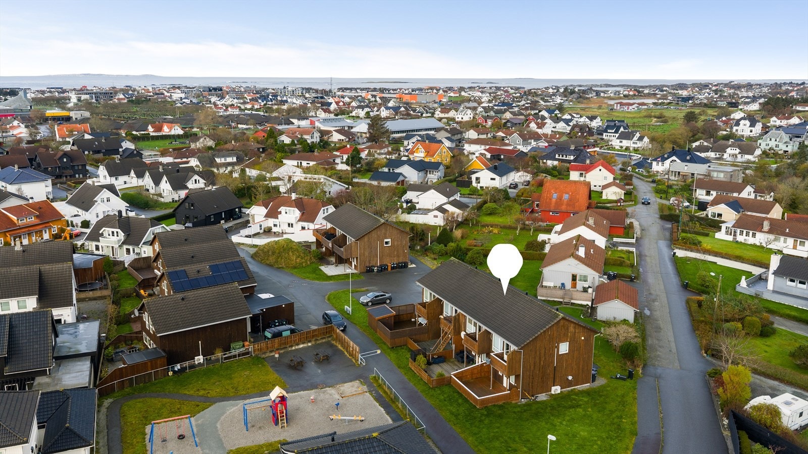 Boligen har en meget sentral, barnevennlig og populær beliggenhet i Åkrehamn Galleribilde