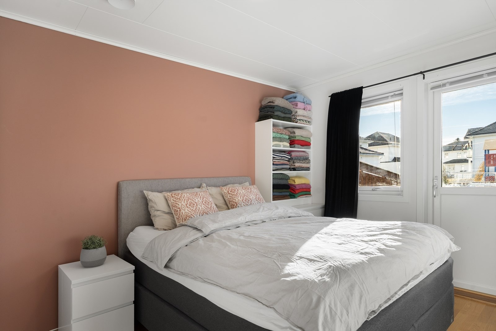 Boligen har totalt to soverom av god størrelse i 1. etasje - hovedsoverommet har direkte utgang til stor terrasse på bakkeplan Galleribilde