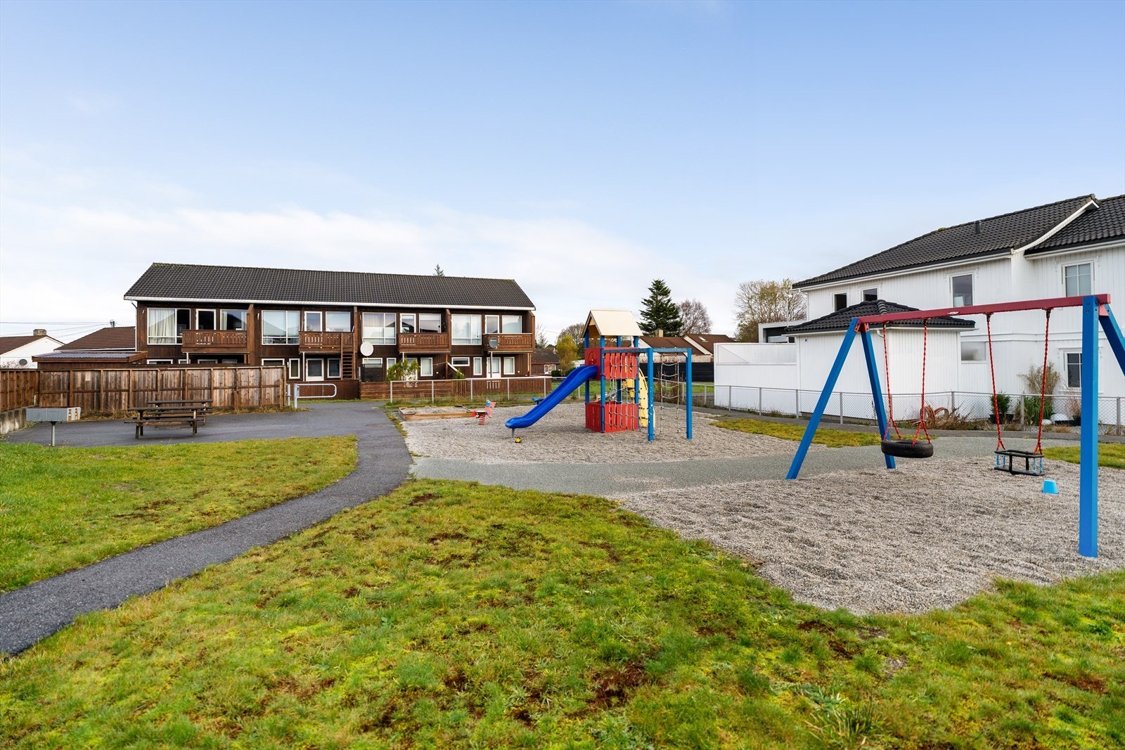 I umiddelbar nærhet til boligen er det en kjekk lekeplass for barna Galleribilde
