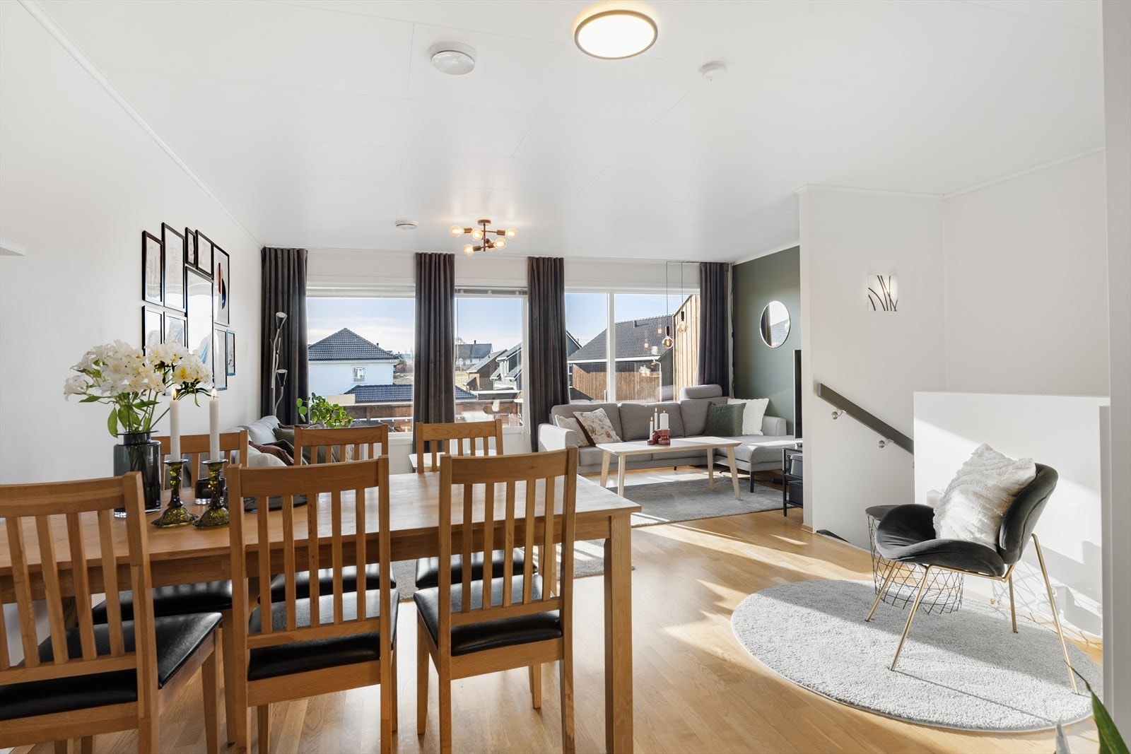 Den åpne stue- og kjøkkenløsningen gir et sosialt og hyggelig rom å oppholde seg i Galleribilde