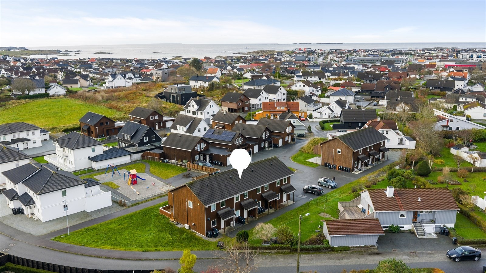 Herfra er det gangavstand til det aller meste byen kan tilby, blant annet barnehager, barne- og ungdomsskole, flott idrettsanlegg, idylliske Åkrasanden, herlige turområder og sentrum med dens fasiliteter Galleribilde