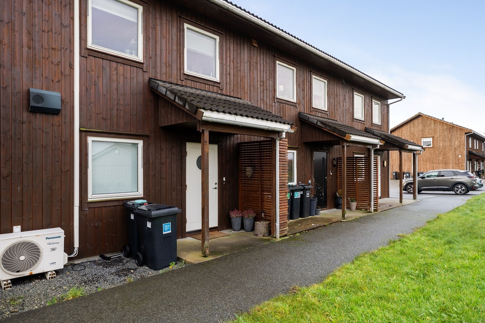 Boligen har et hyggelig, overbygget inngangsparti Galleribilde