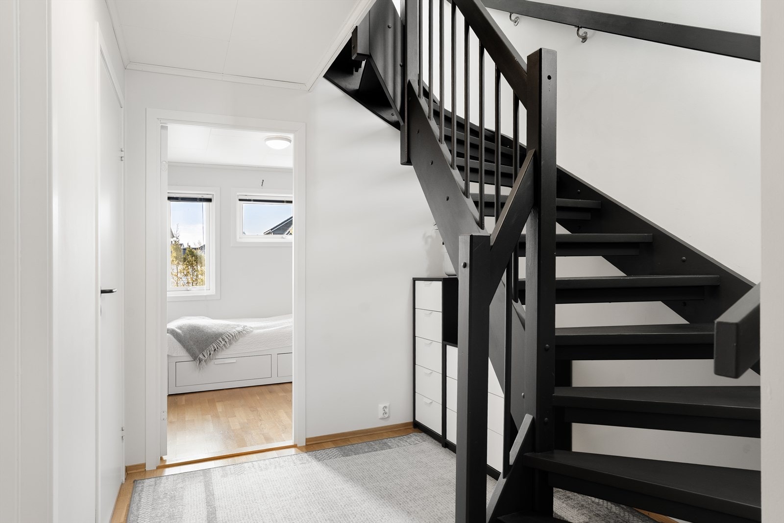 Boligen har innvendig trapp av tre i malt utførelse - selger opplyser at trappen er malt etter 2019 Galleribilde