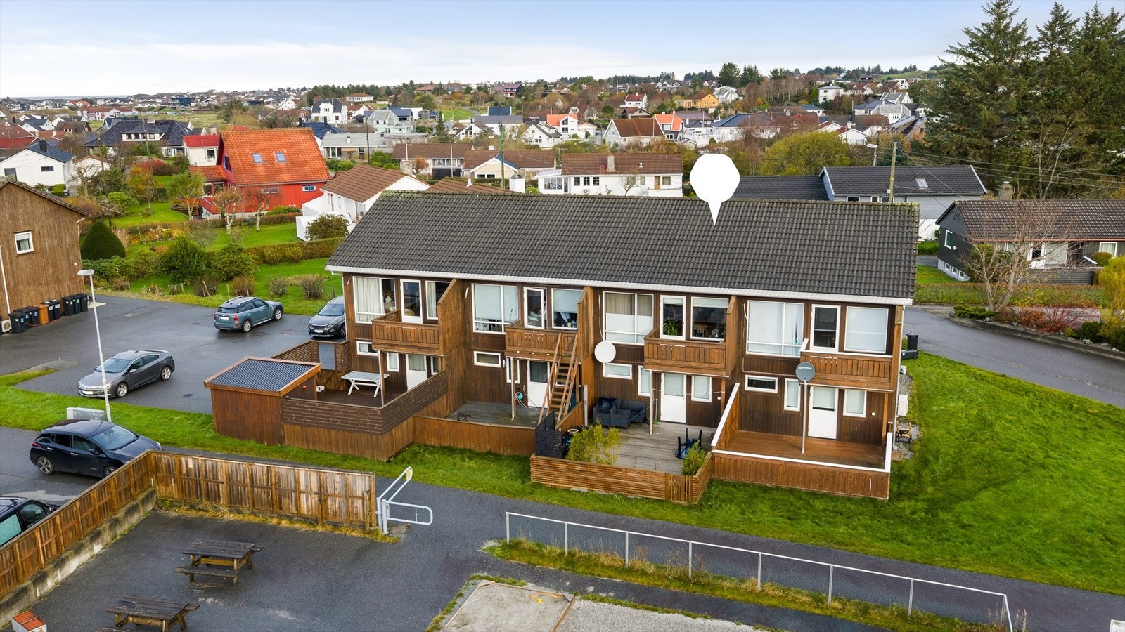 Jorundvegen 63 F er et tiltalende og lettstelt rekkehus over to plan fra 2010 Galleribilde