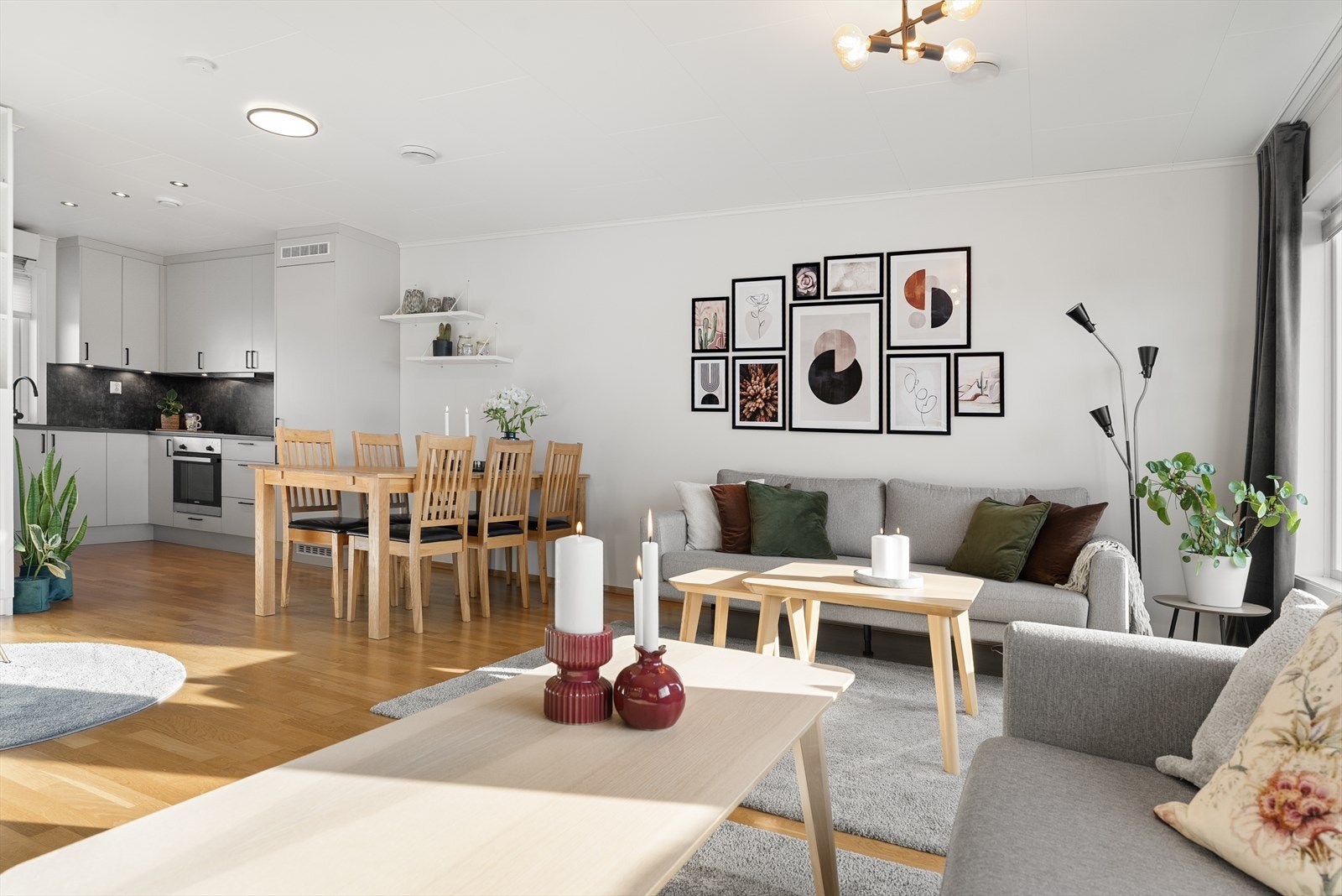 Her er det god plass til både sofagruppe og spisebord Galleribilde