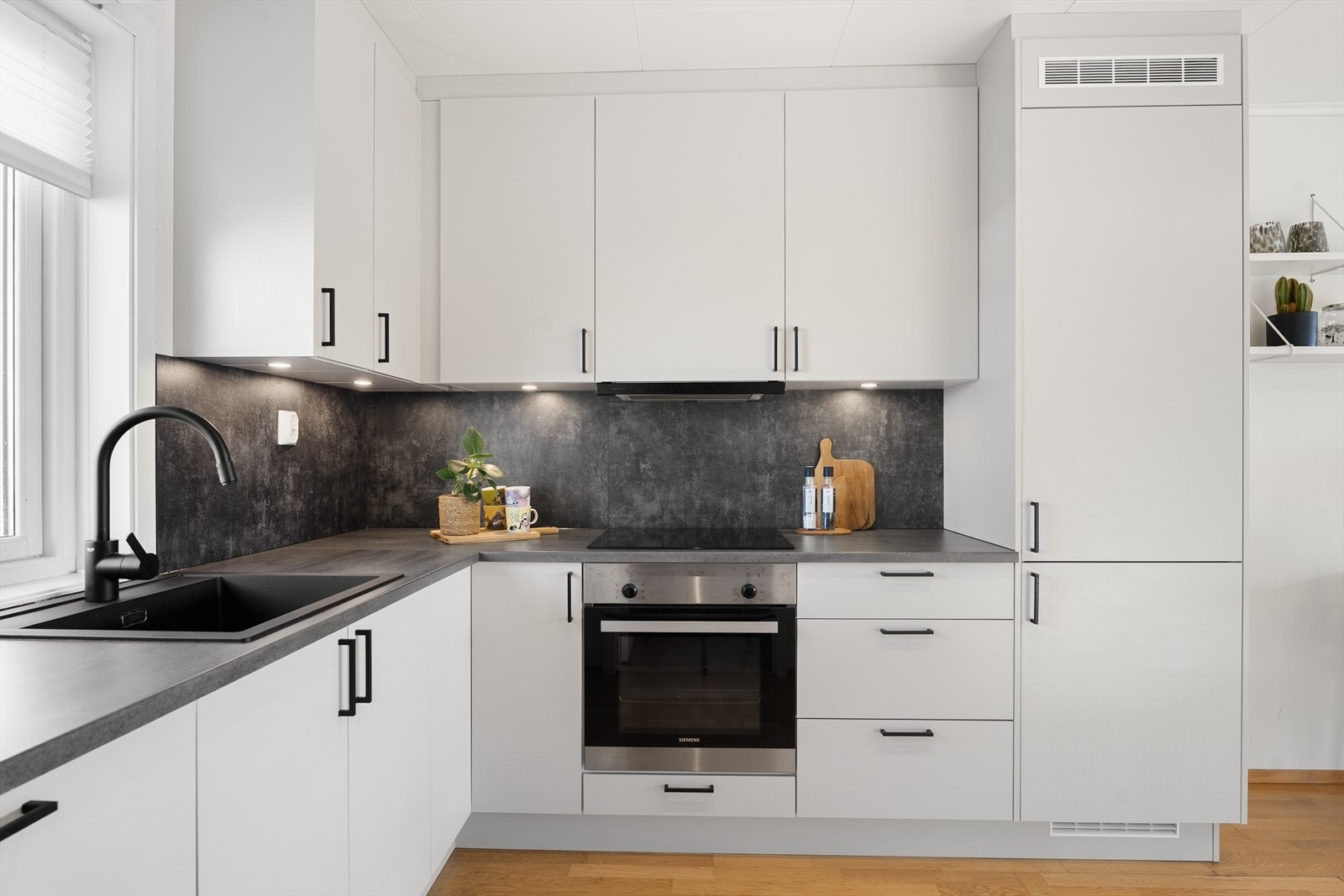 Alle hvitevarer er integrert for et stilrent og moderne uttrykk Galleribilde