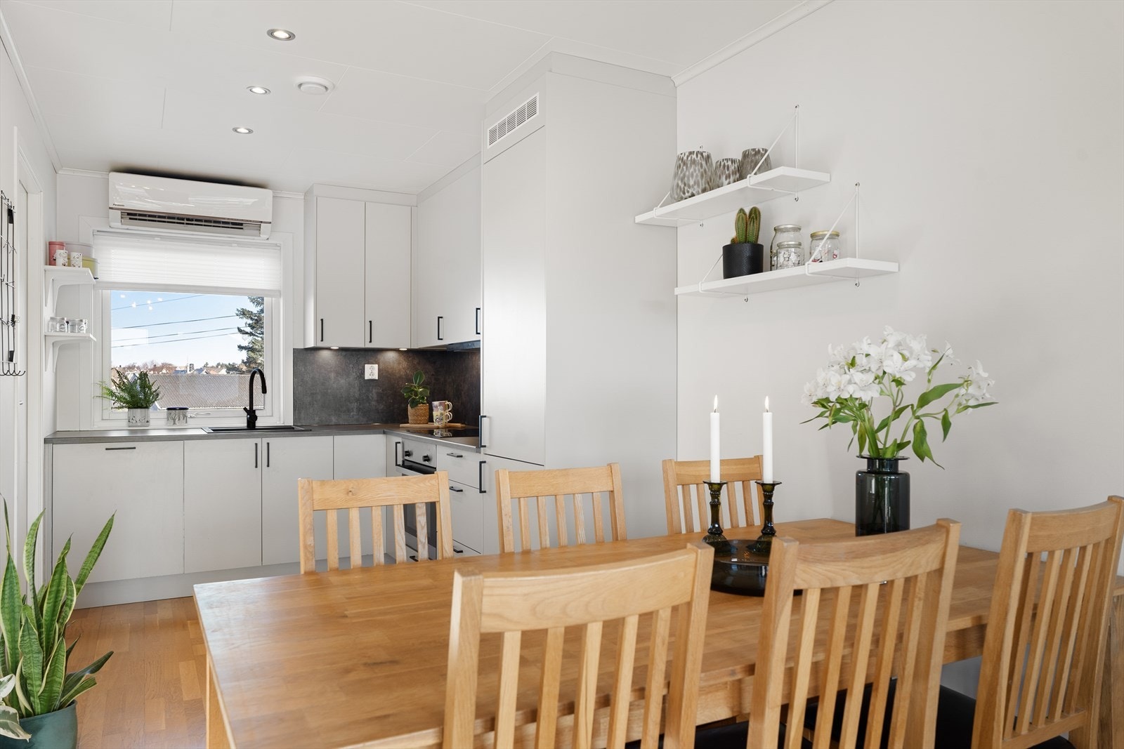 Boligen kan by på et pent og tidløst Strai-kjøkken fra 2023 med masse skap- og benkeplass Galleribilde