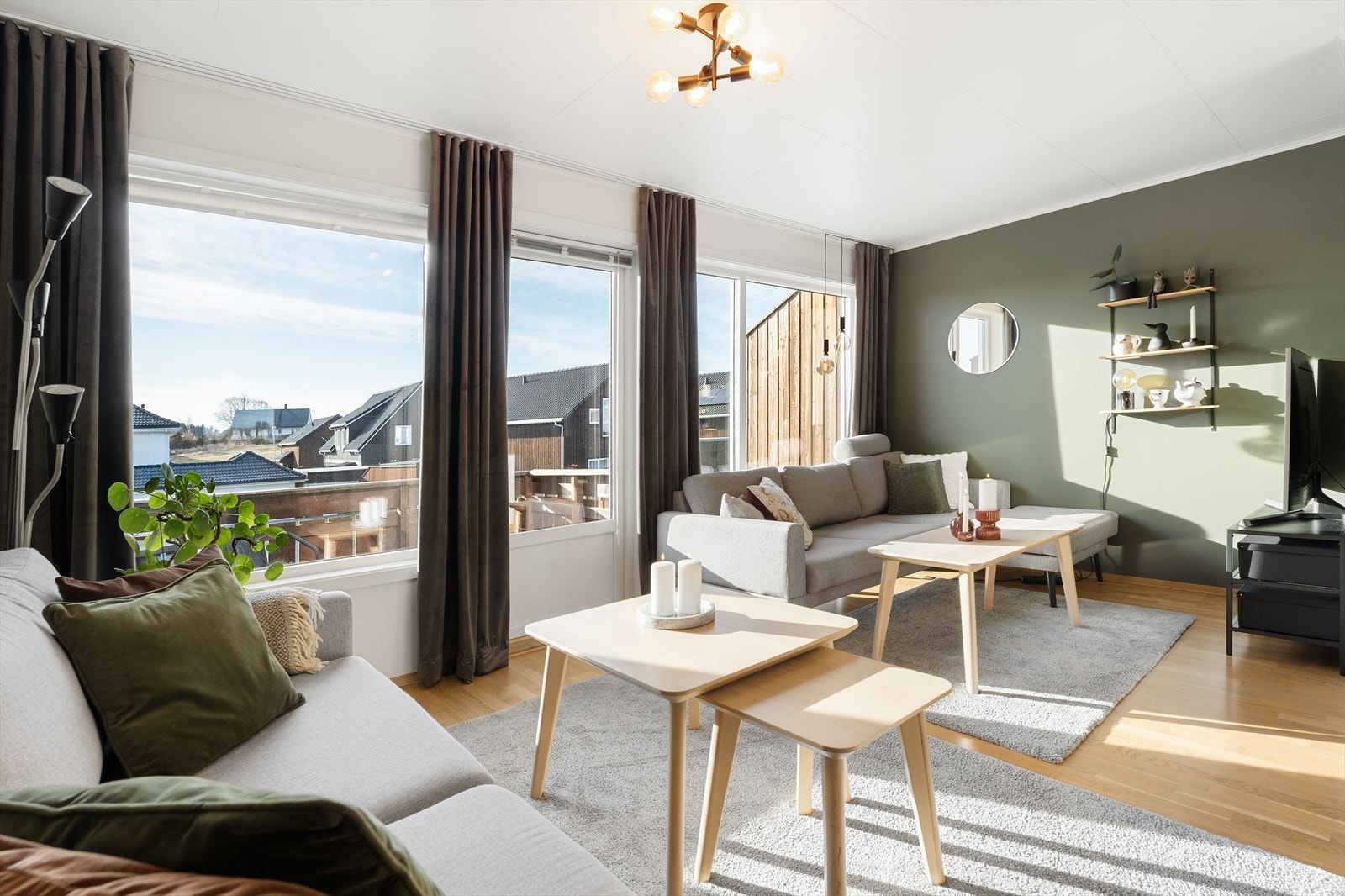 De store vindusflatene sørger for masse naturlig lysinnslipp Galleribilde