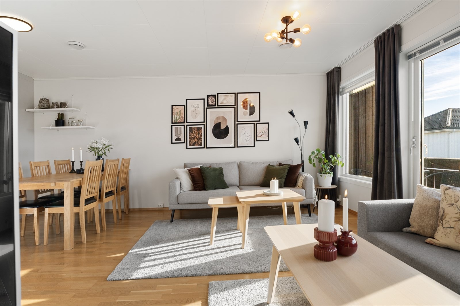 Det er lagt parkett på gulvet og veggene har slette, malte overflater Galleribilde