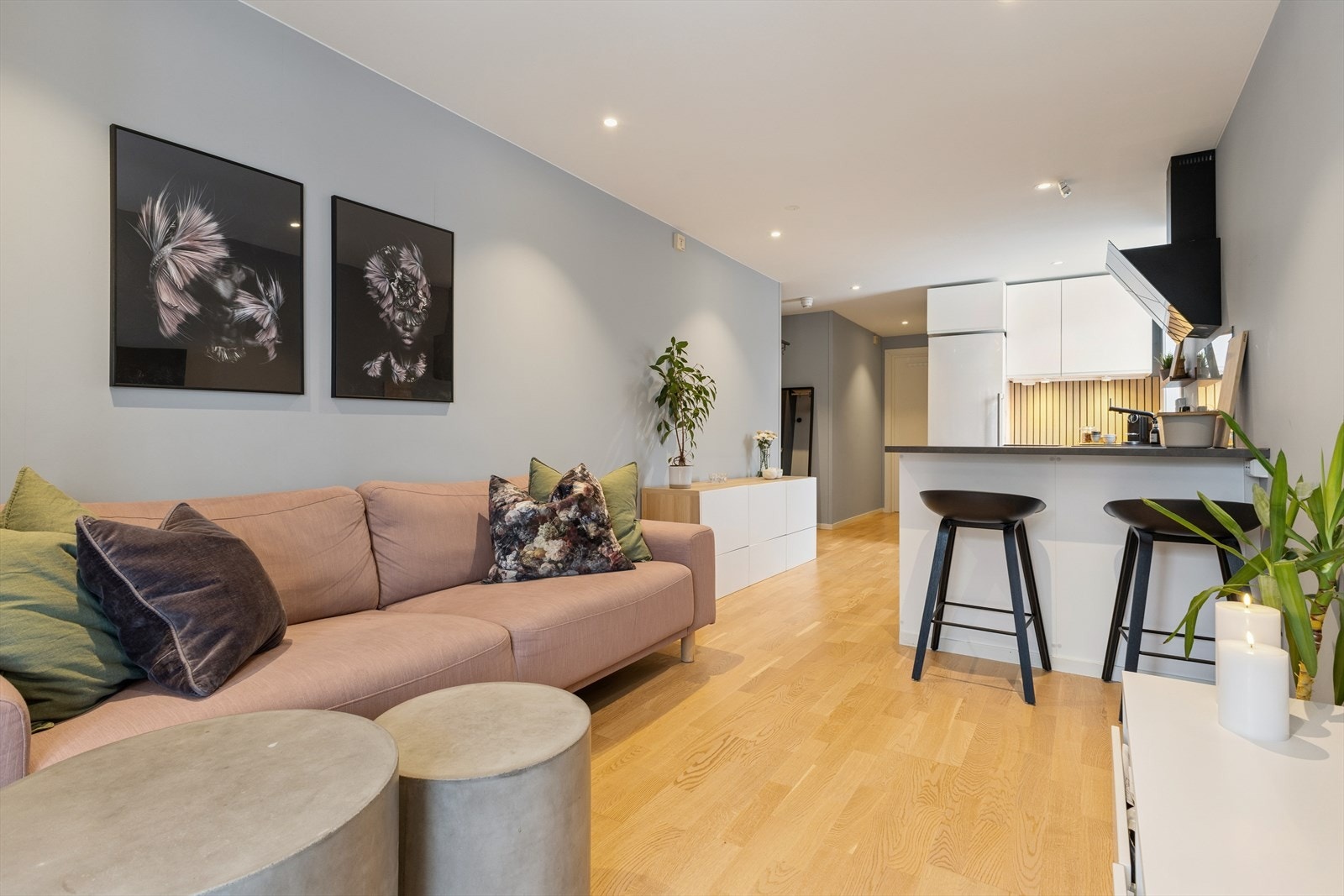 Stuens utforming gir god plass for en stor sofagruppe. Galleribilde